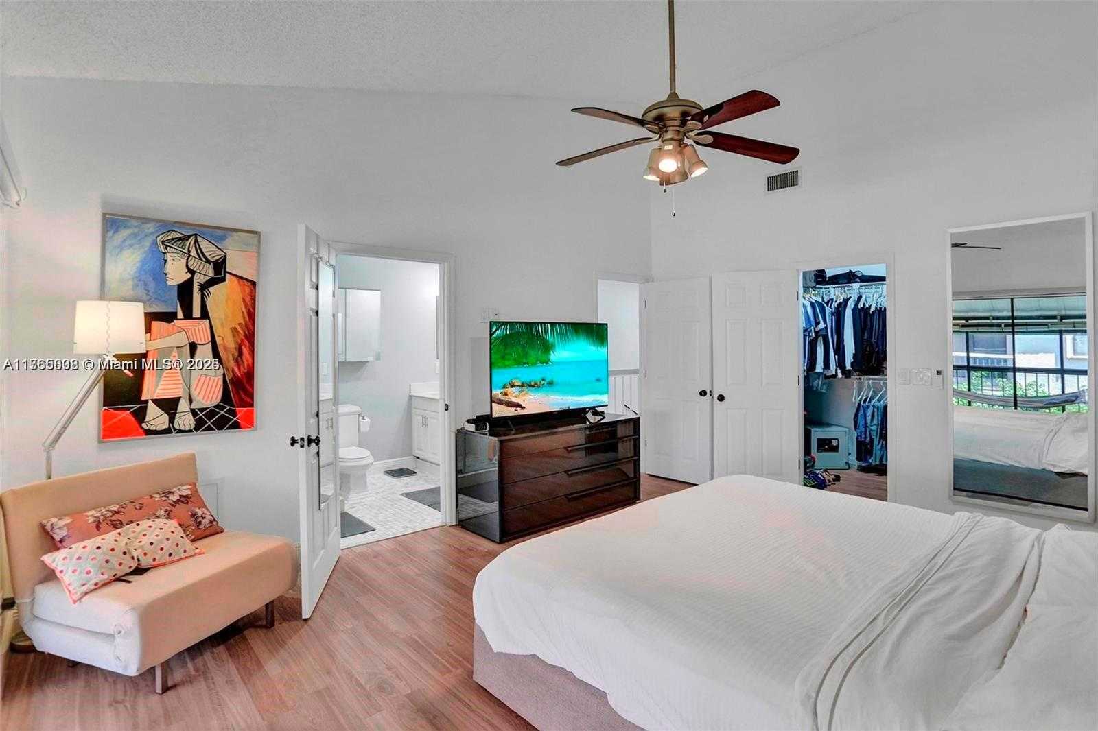 Small Image of Aventura Number 22