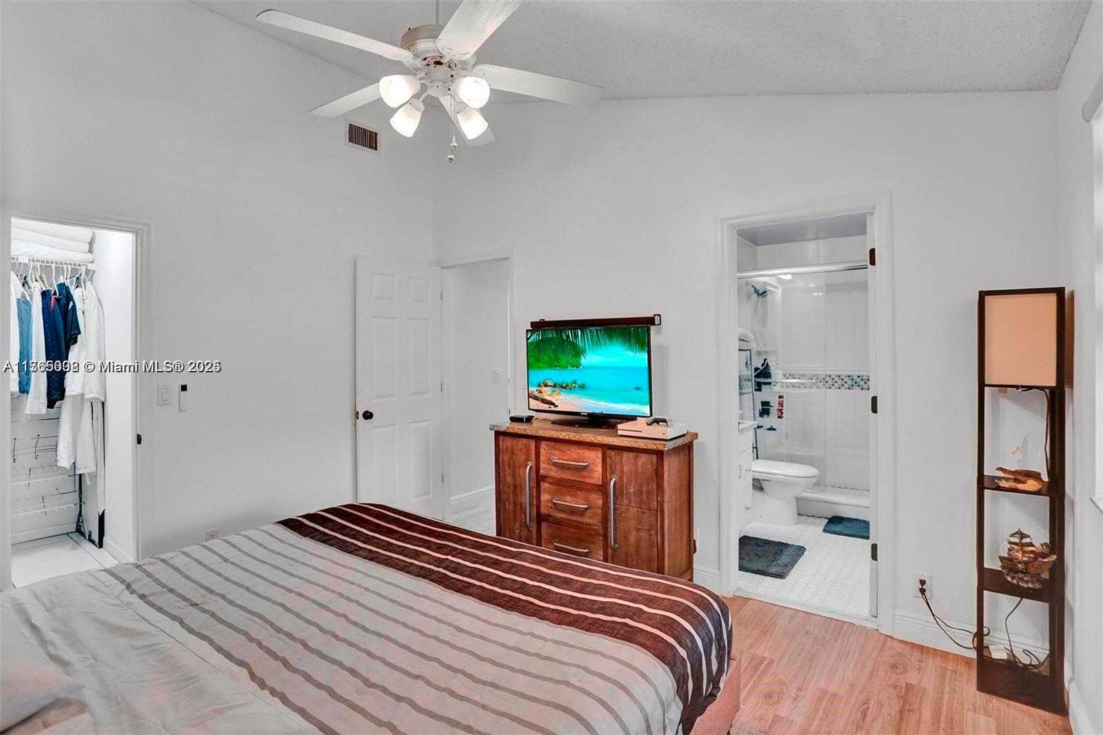 Small Image of Aventura Number 26