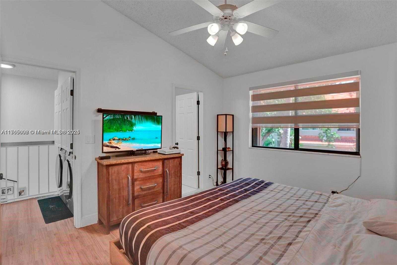 Small Image of Aventura Number 28