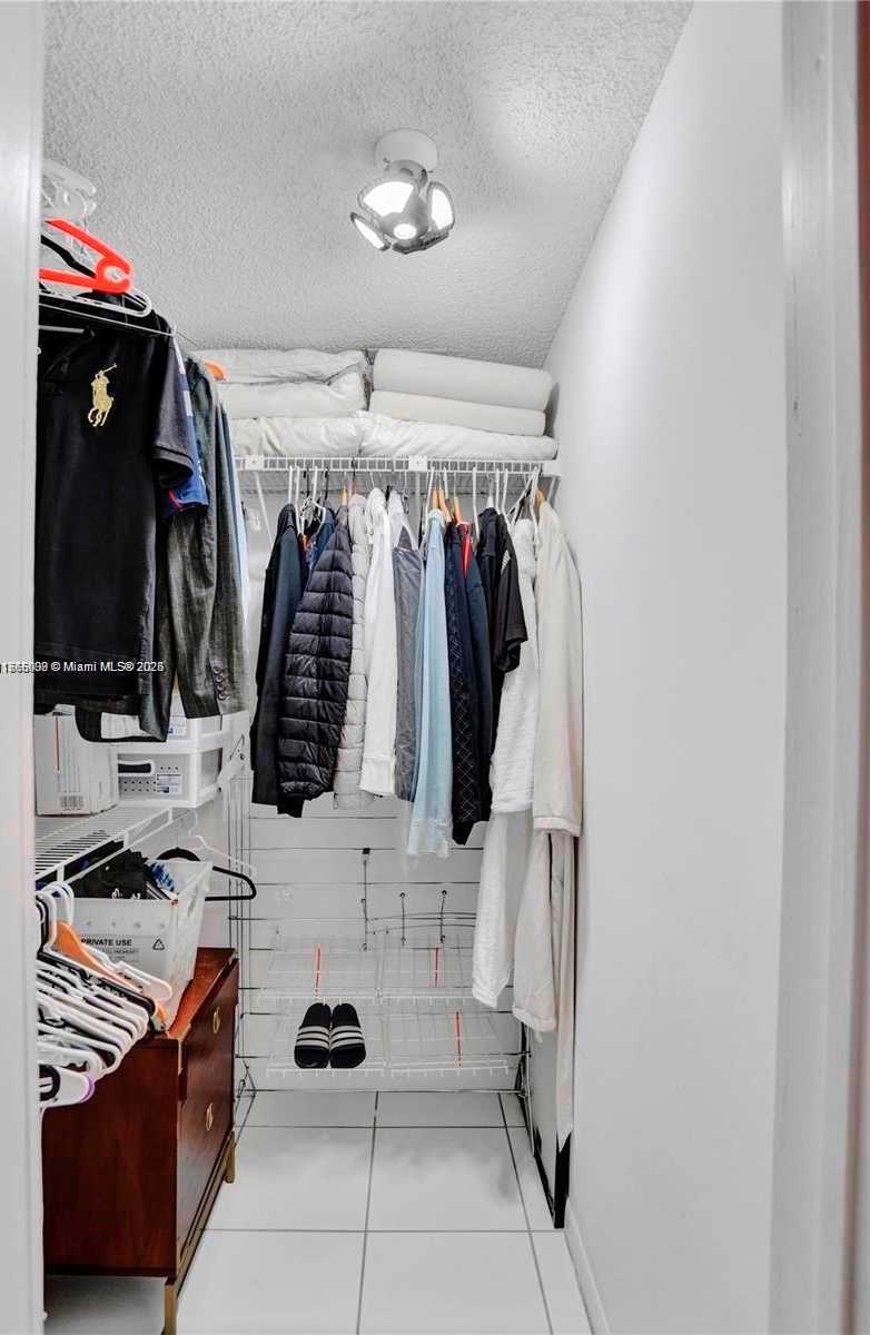Small Image of Aventura Number 30