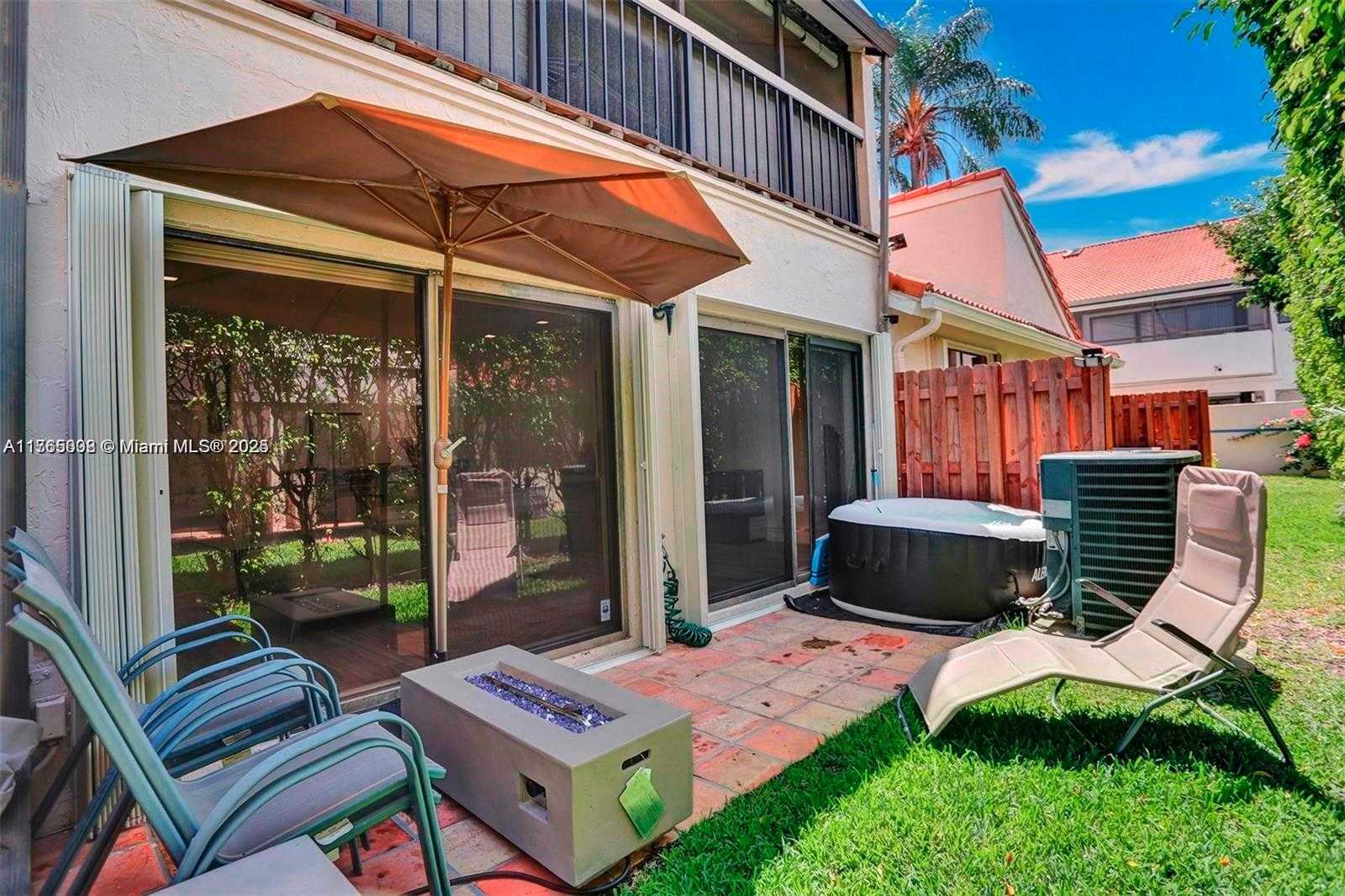 Small Image of Aventura Number 32