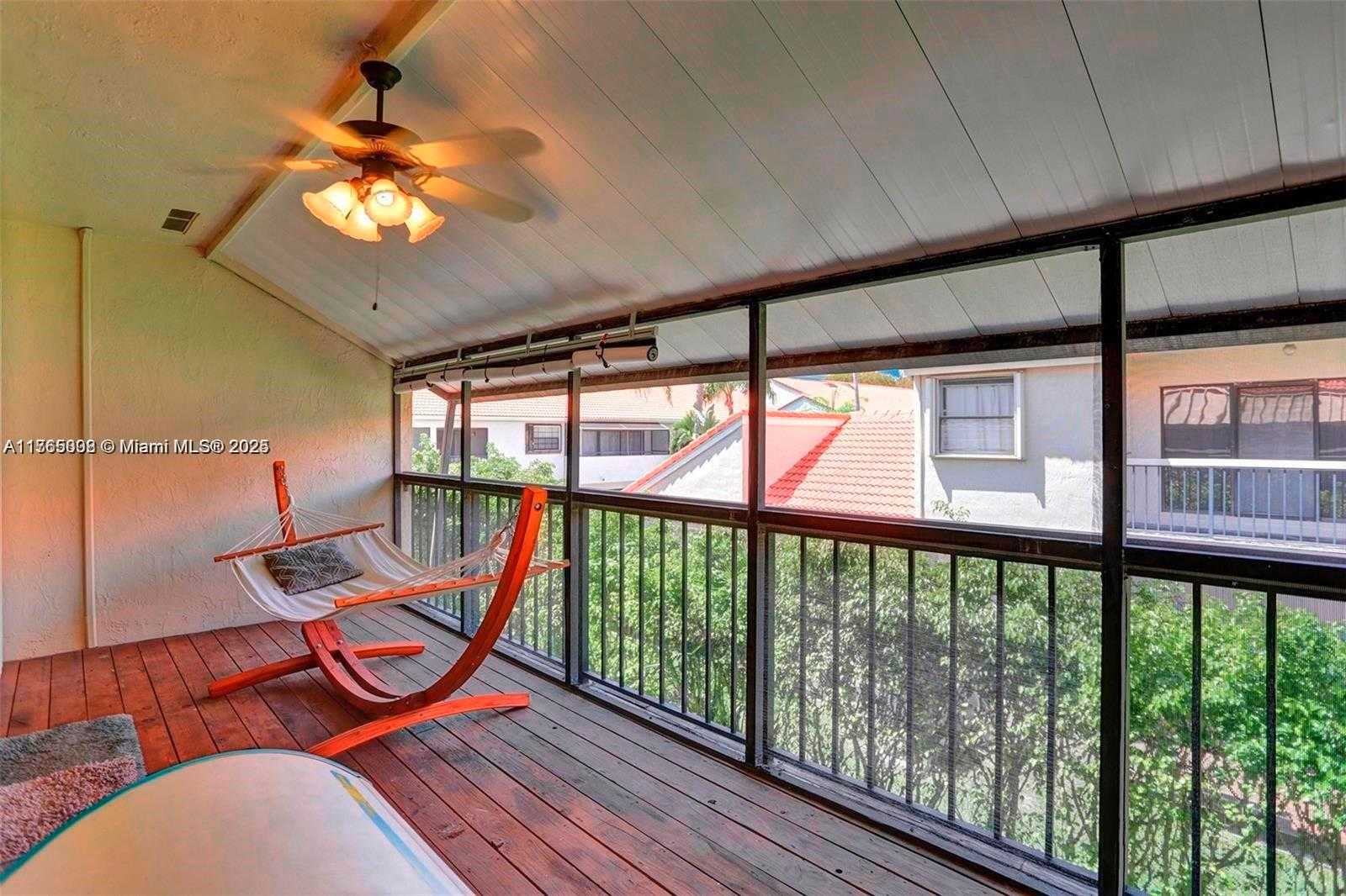 Small Image of Aventura Number 33