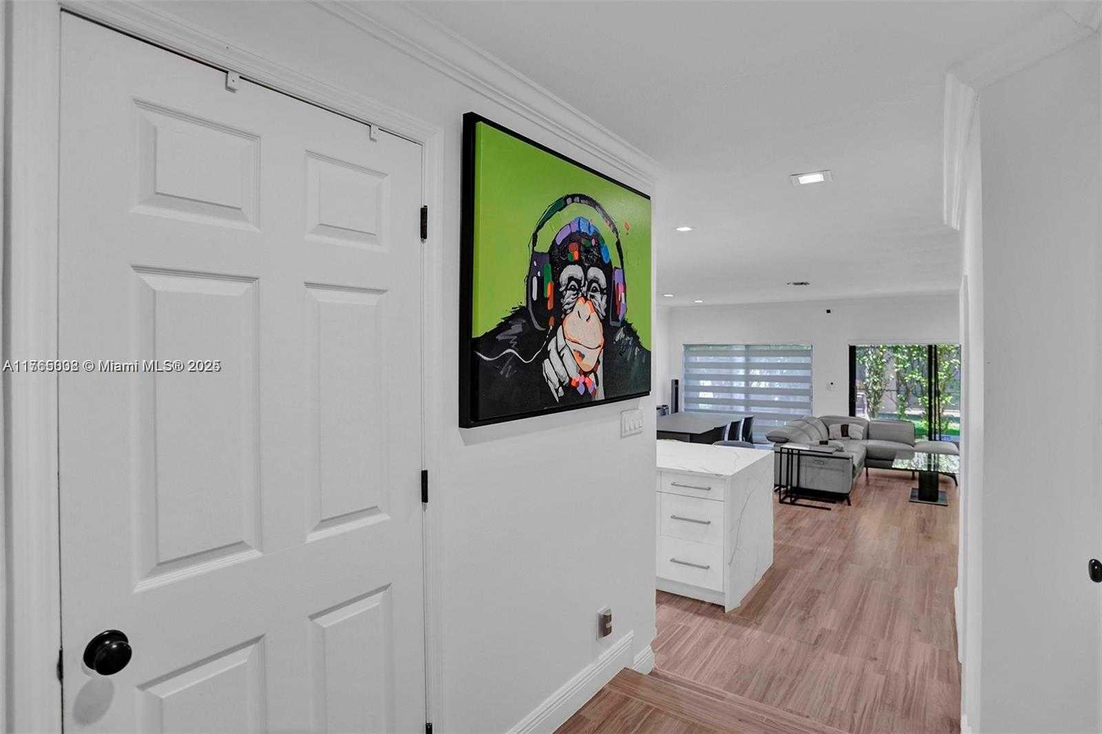 Small Image of Aventura Number 34