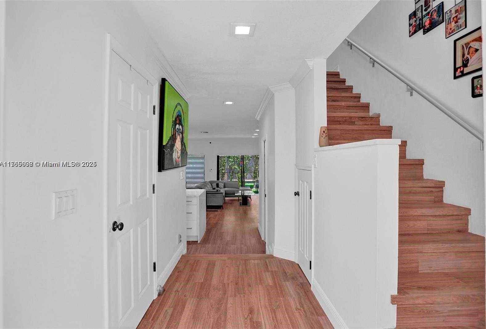 Small Image of Aventura Number 35