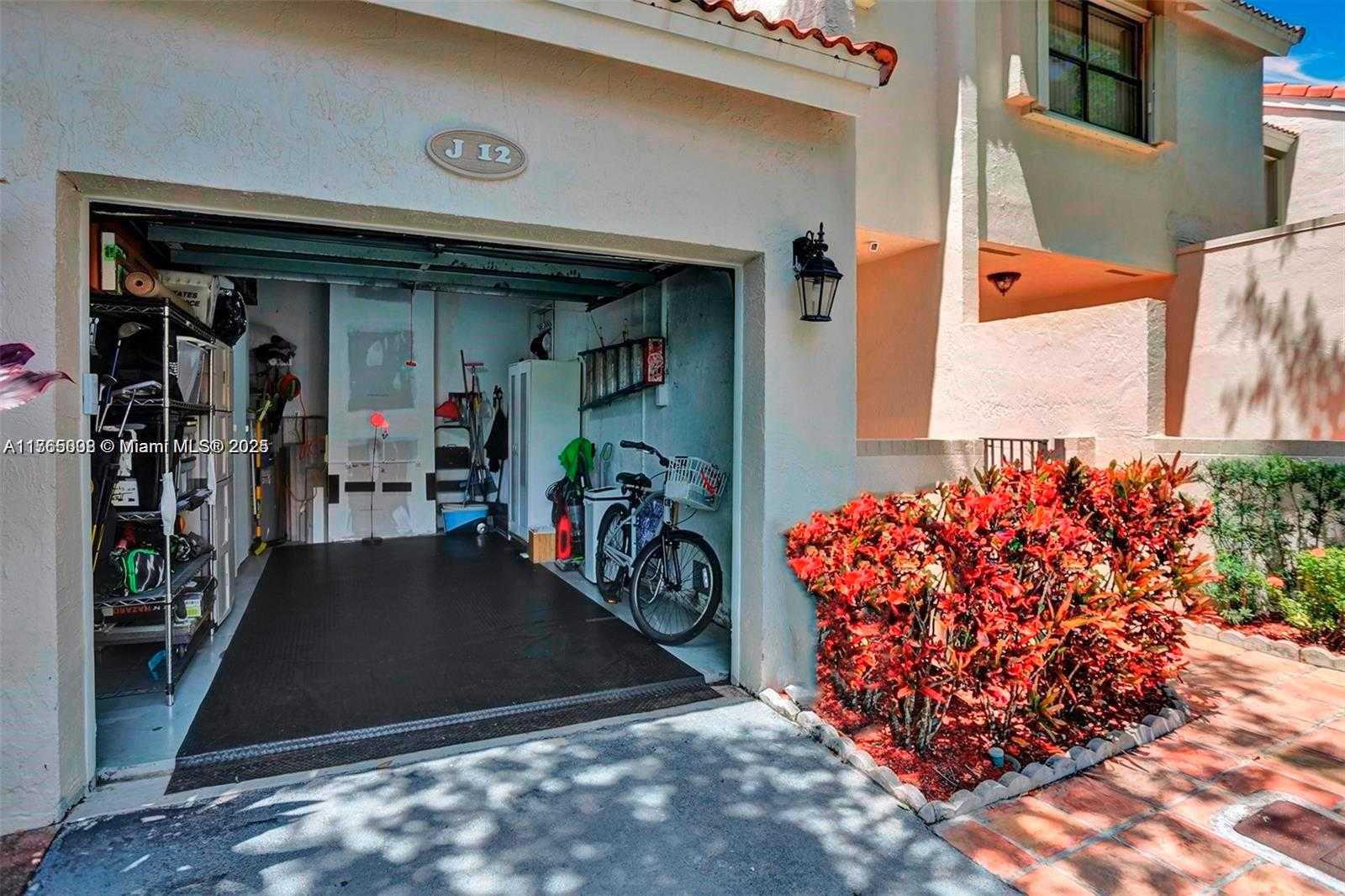 Small Image of Aventura Number 36