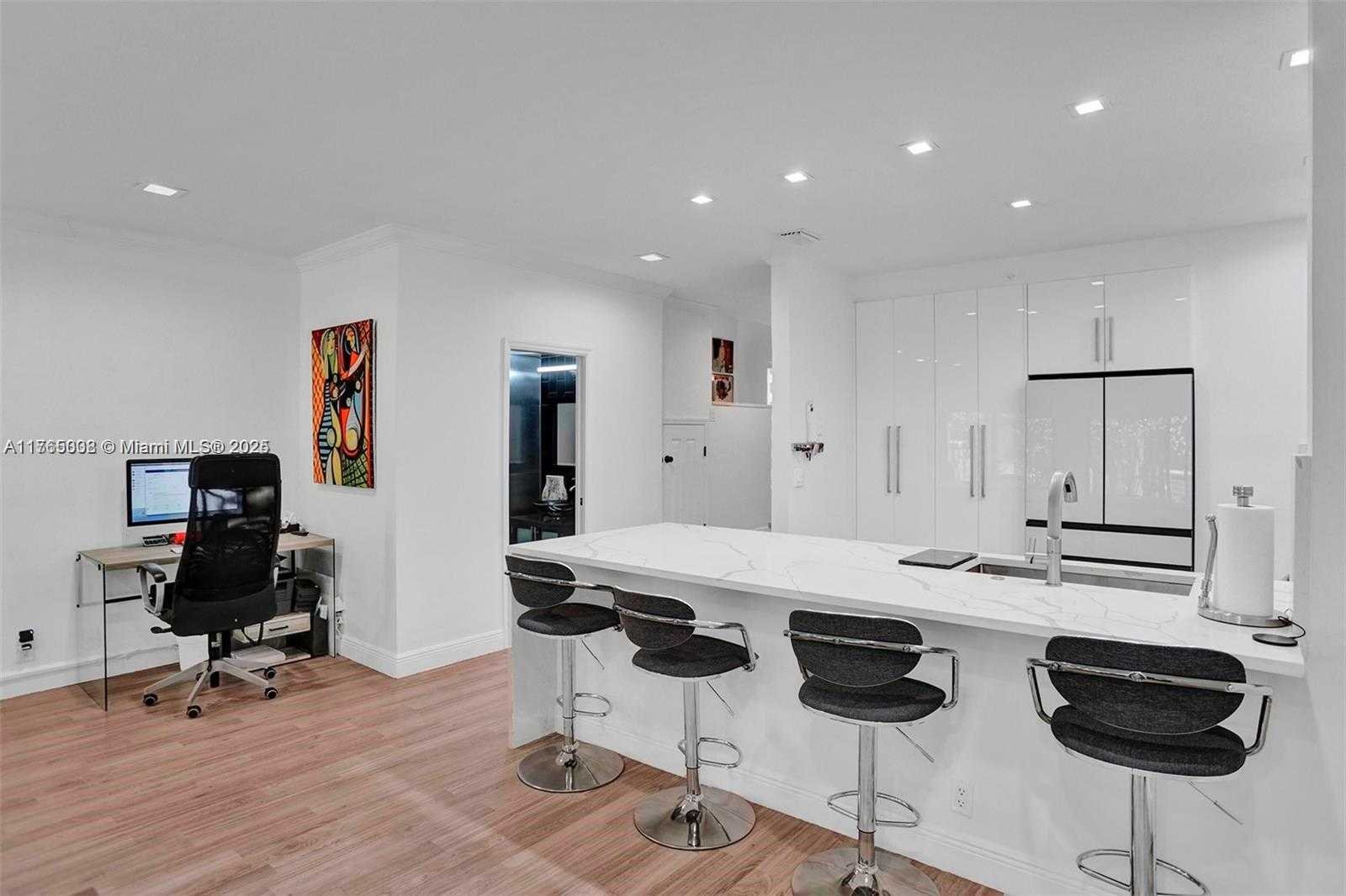 Small Image of Aventura Number 4