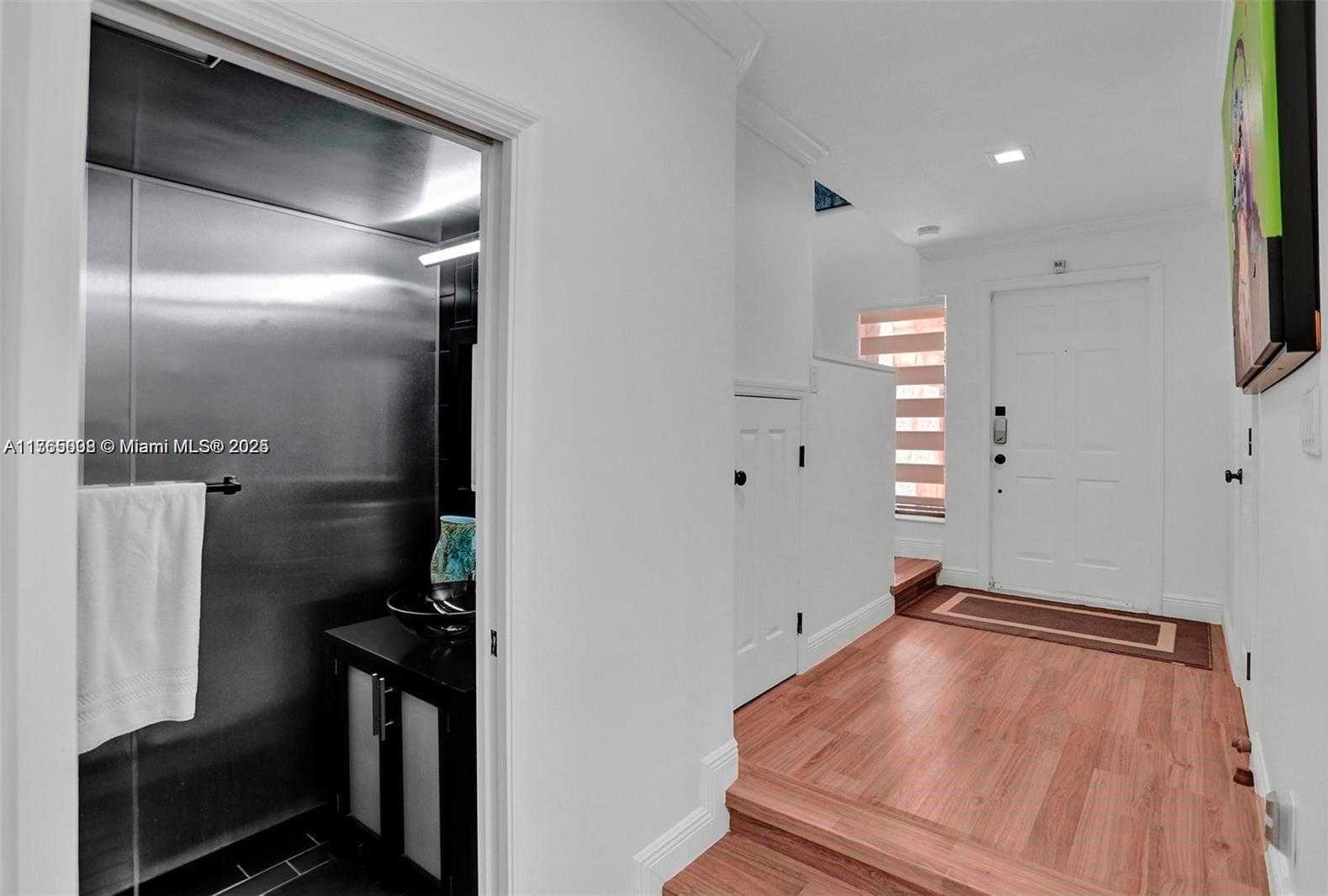 Small Image of Aventura Number 40