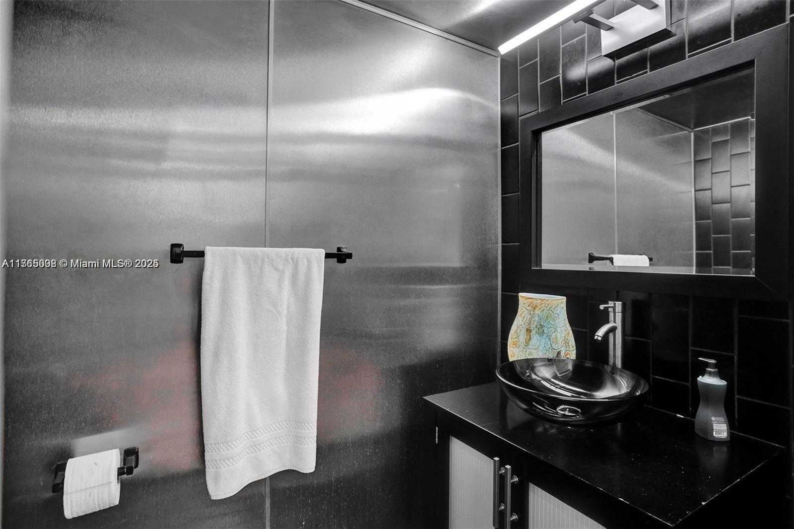 Small Image of Aventura Number 41