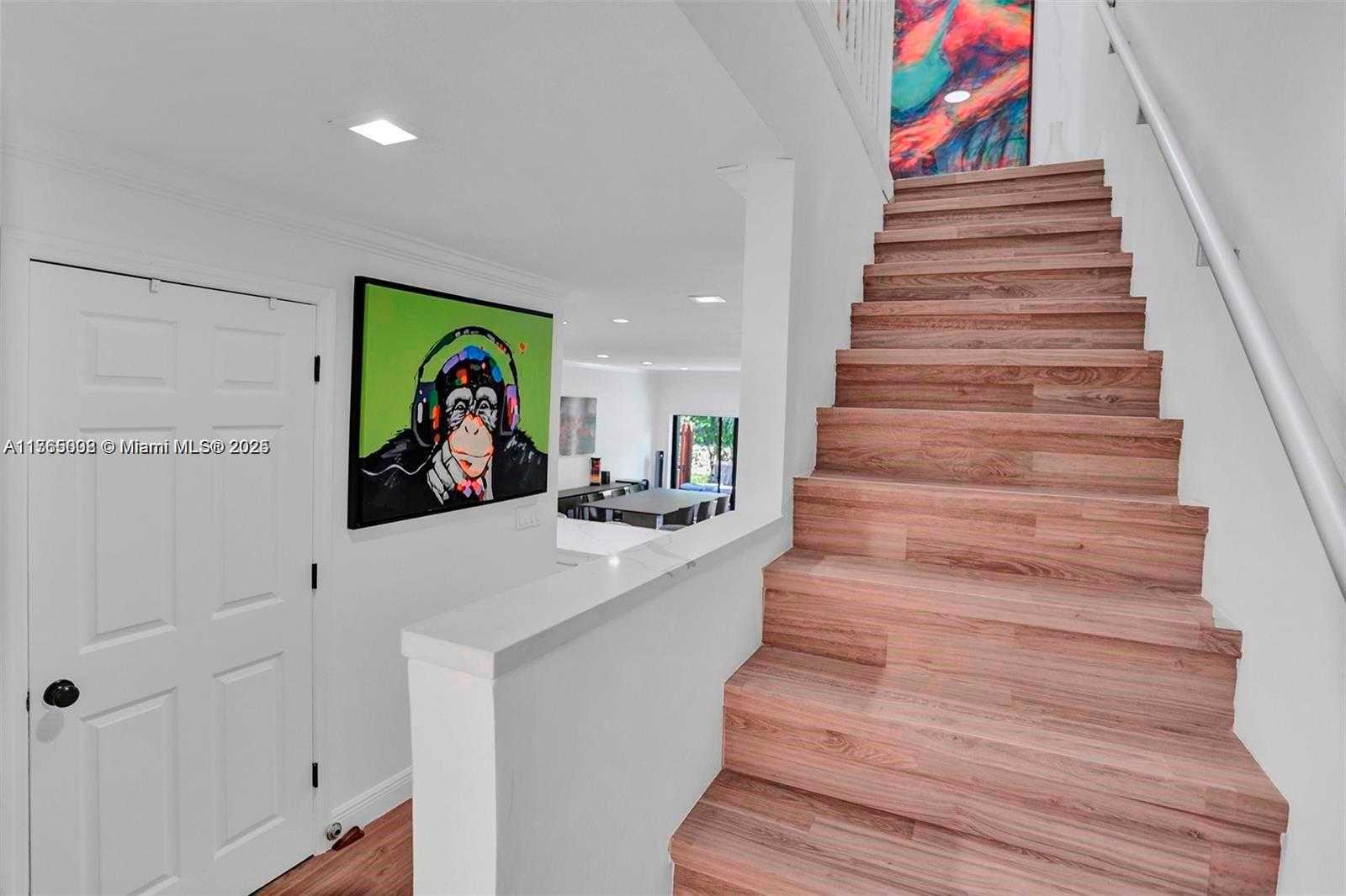 Small Image of Aventura Number 42