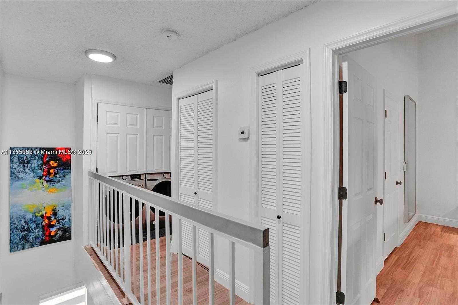 Small Image of Aventura Number 43