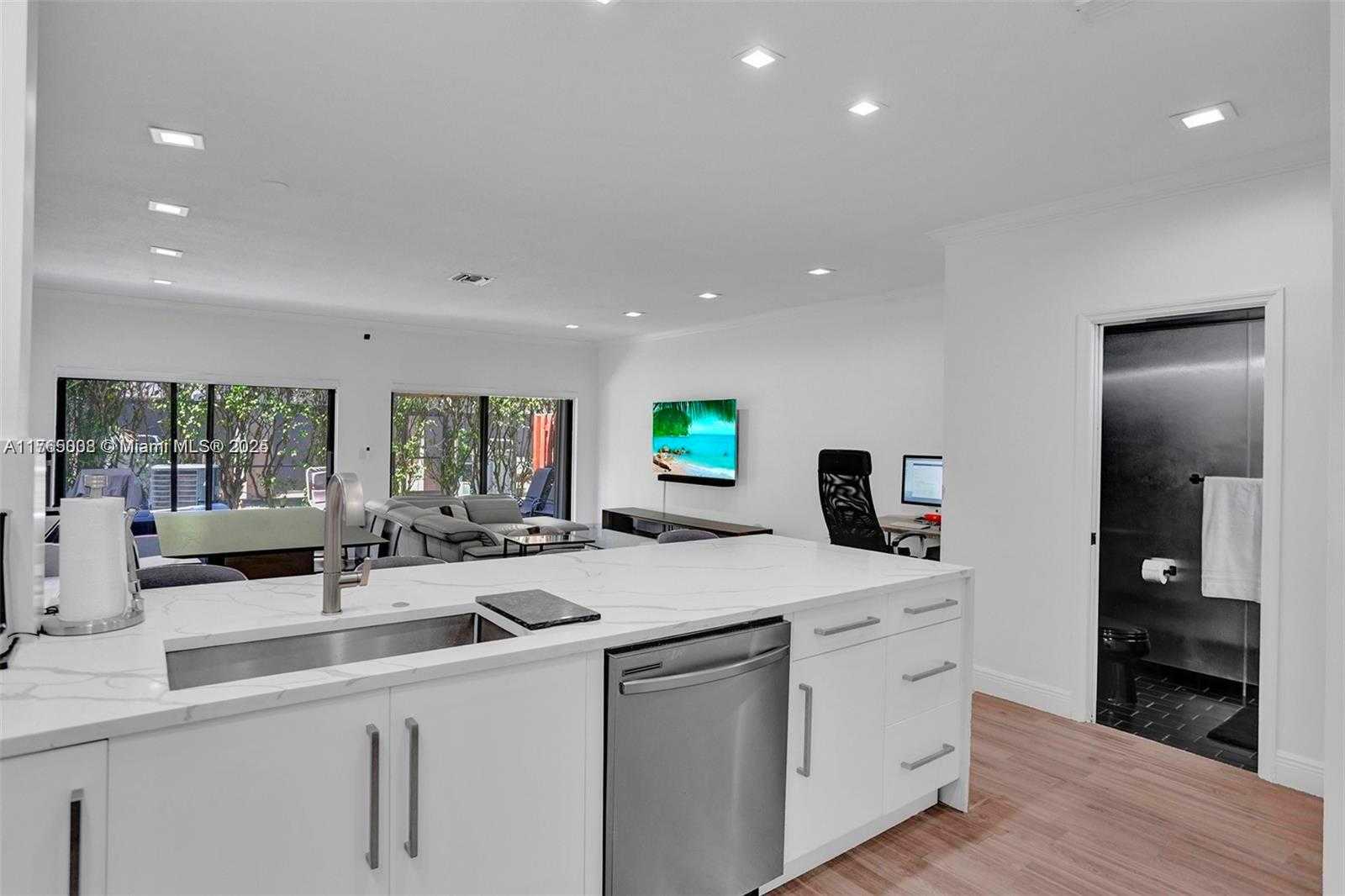 Small Image of Aventura Number 5