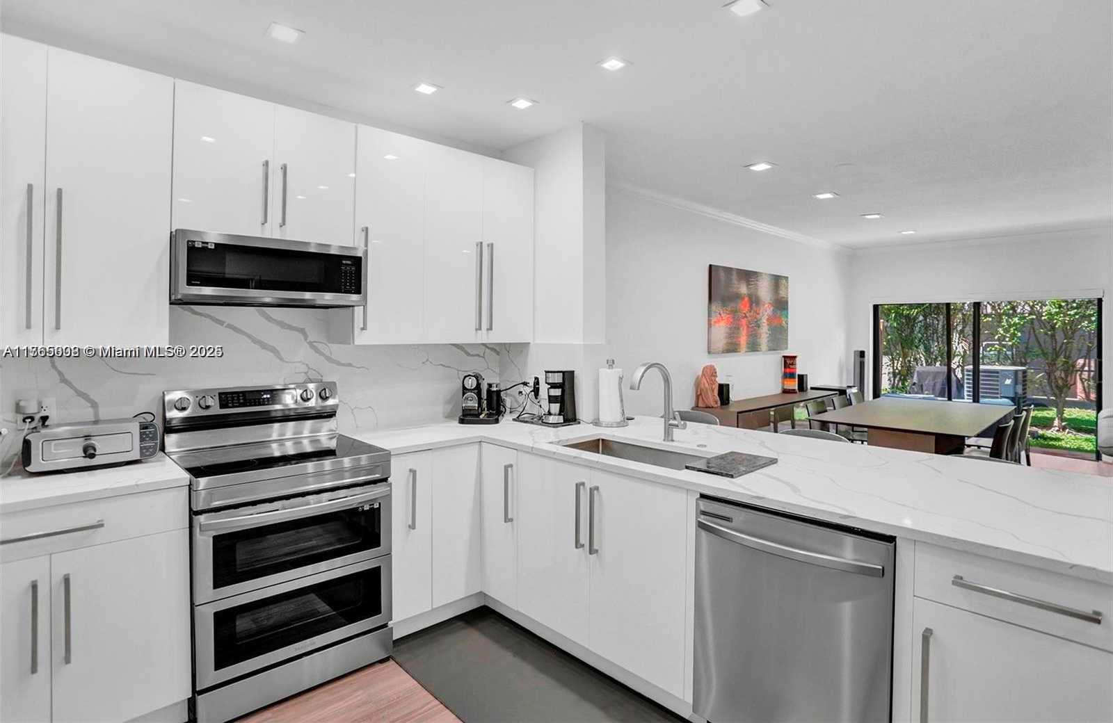 Small Image of Aventura Number 6