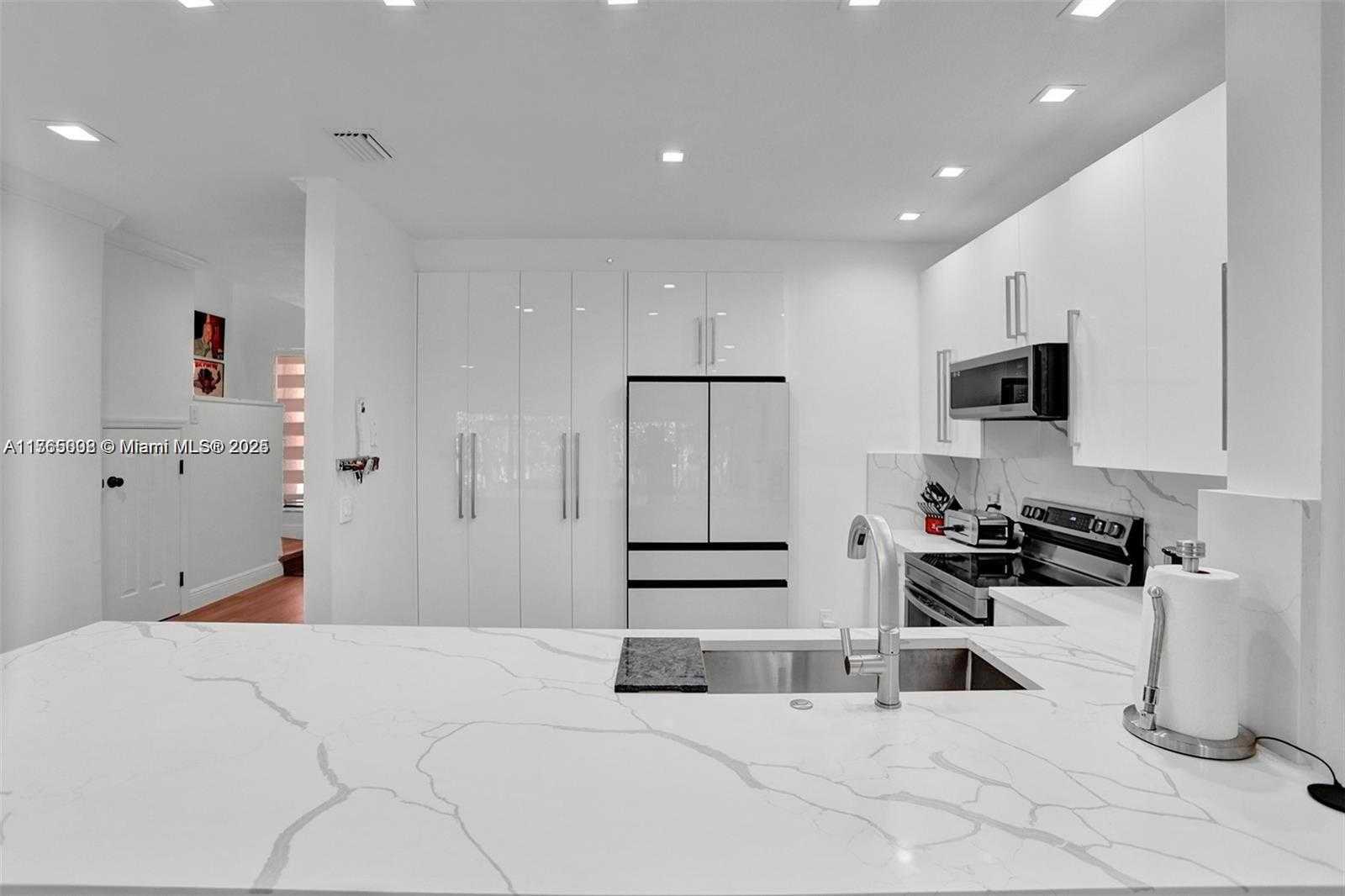 Small Image of Aventura Number 7