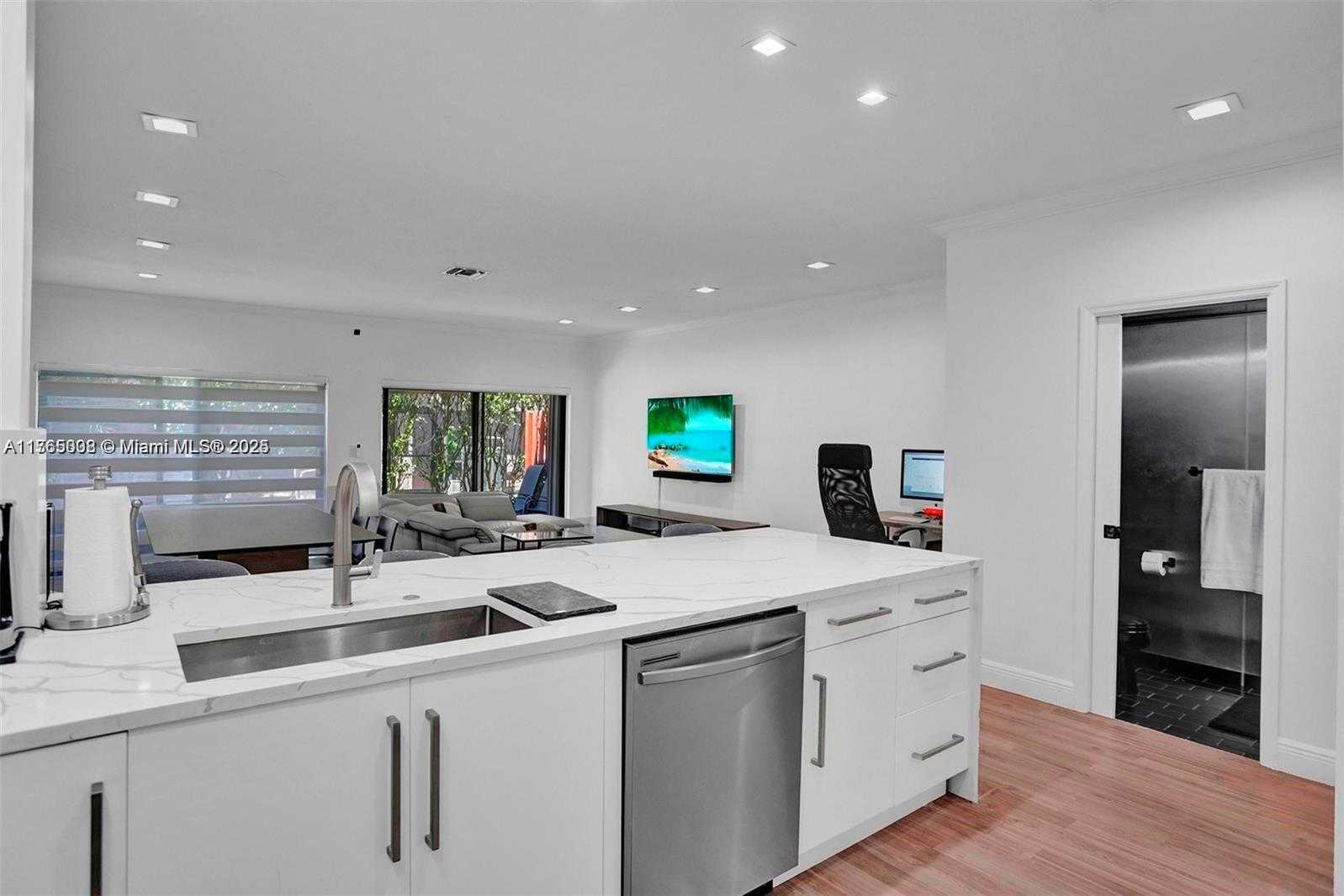 Small Image of Aventura Number 8