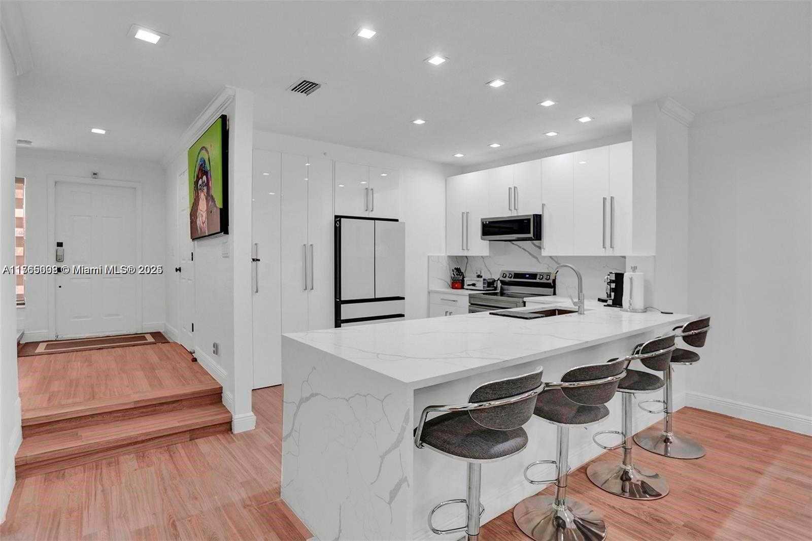 Small Image of Aventura Number 9