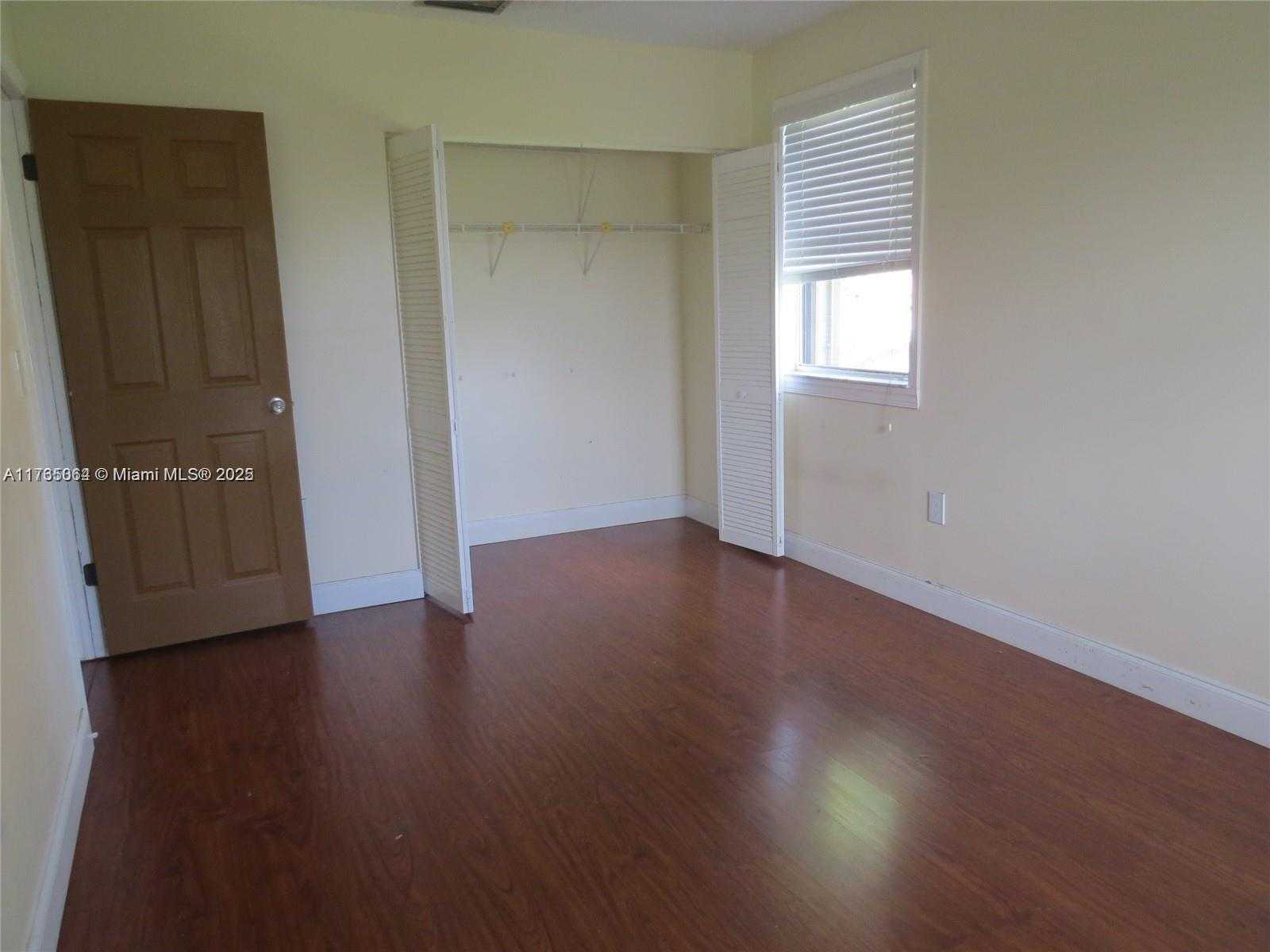 Small Image of 216 LAKESIDE CIR, Sunrise Number 10