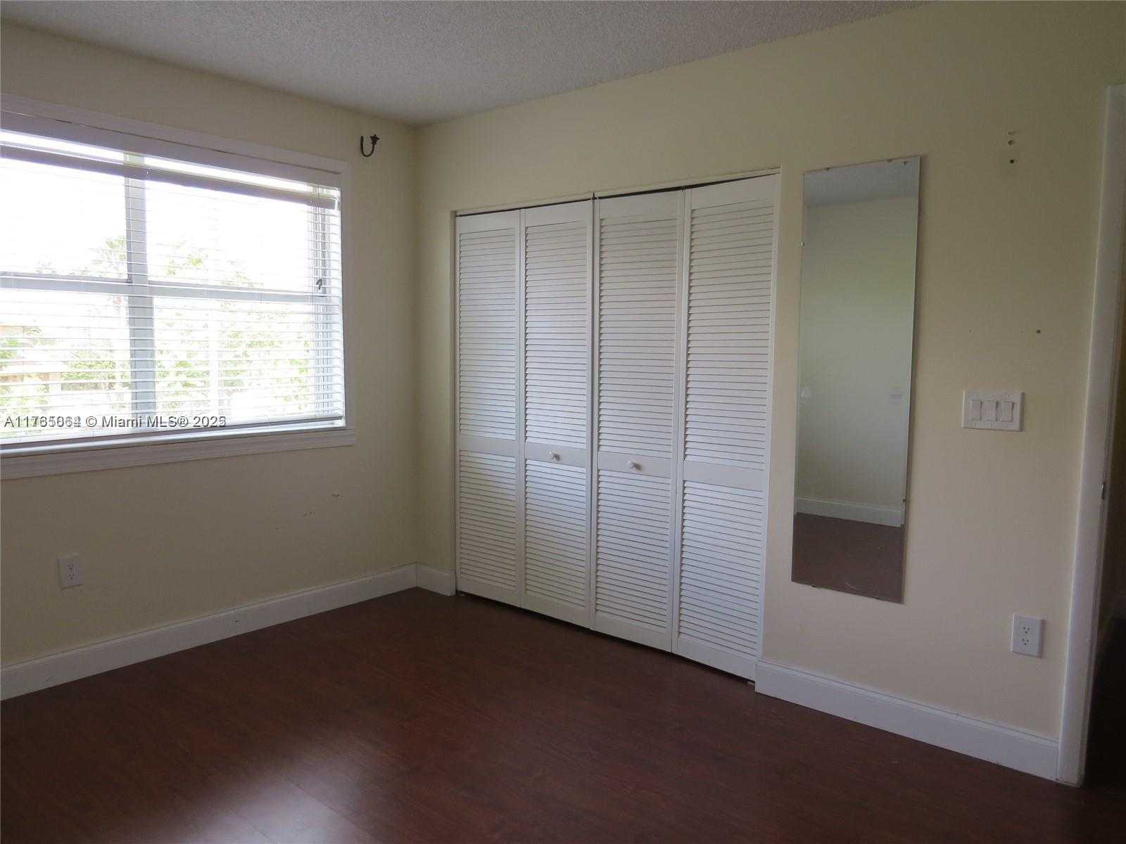 Small Image of 216 LAKESIDE CIR, Sunrise Number 12