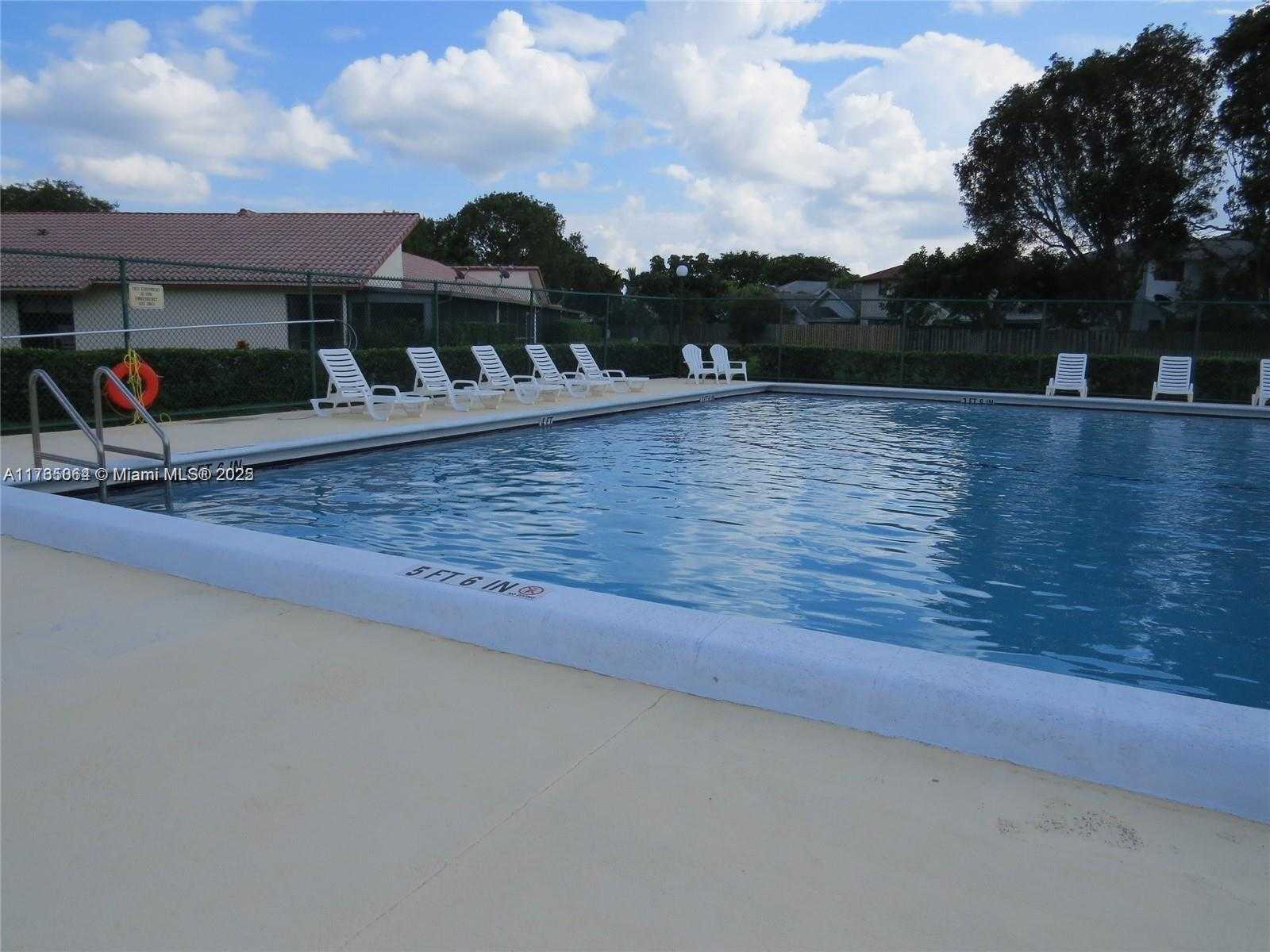 Small Image of 216 LAKESIDE CIR, Sunrise Number 15