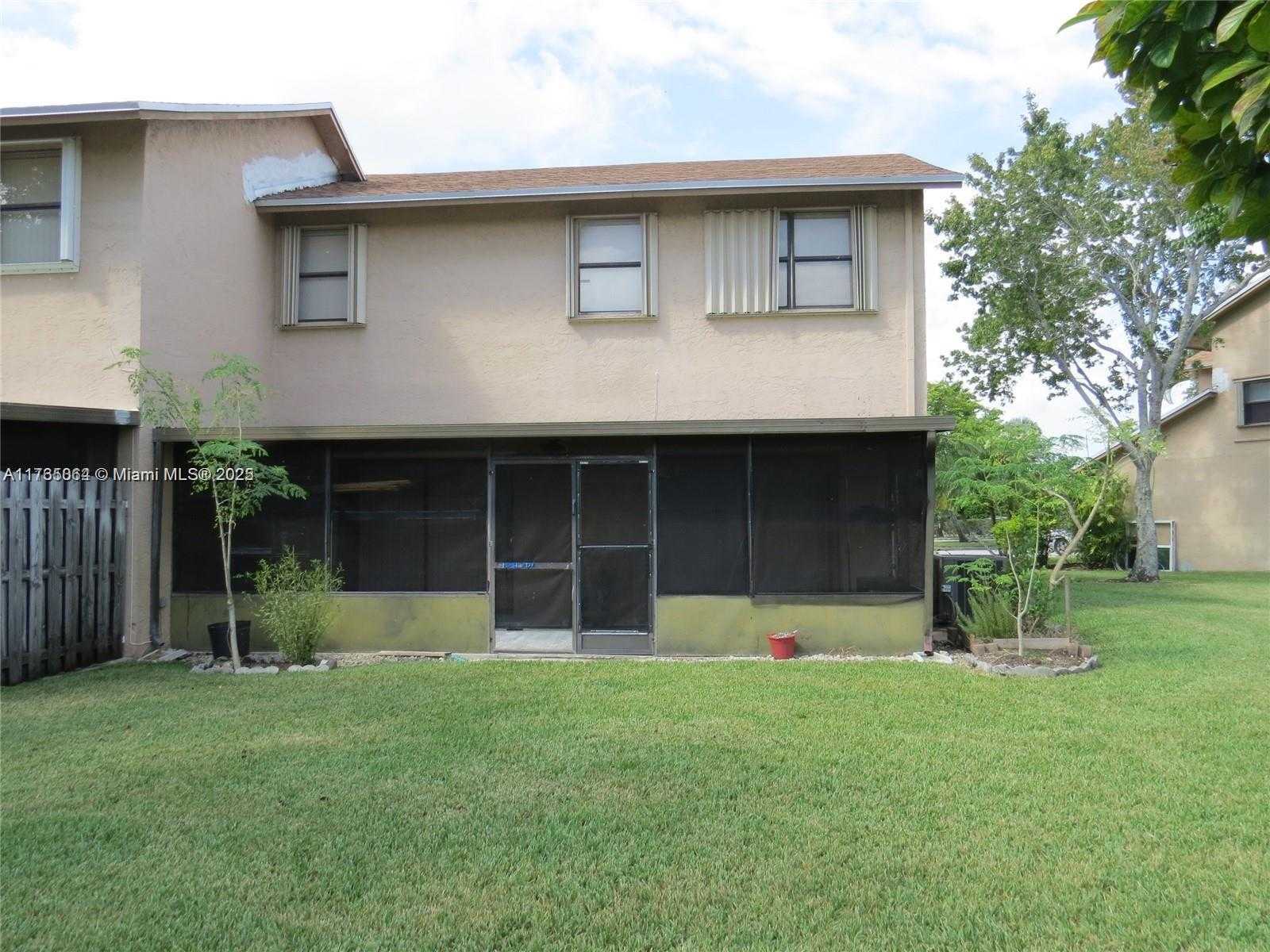 Small Image of 216 LAKESIDE CIR, Sunrise Number 17