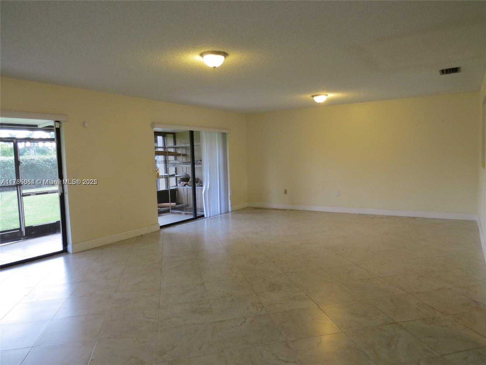 Small Image of 216 LAKESIDE CIR, Sunrise Number 2