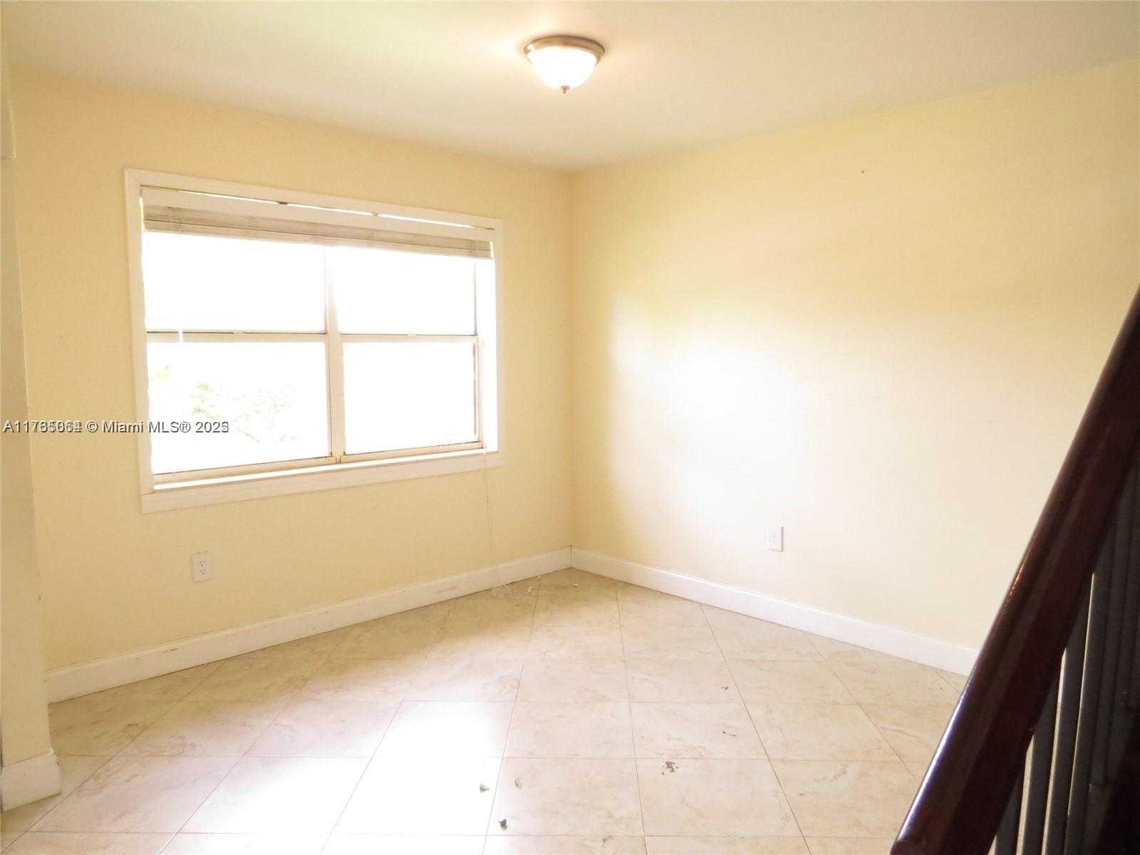 Small Image of 216 LAKESIDE CIR, Sunrise Number 3
