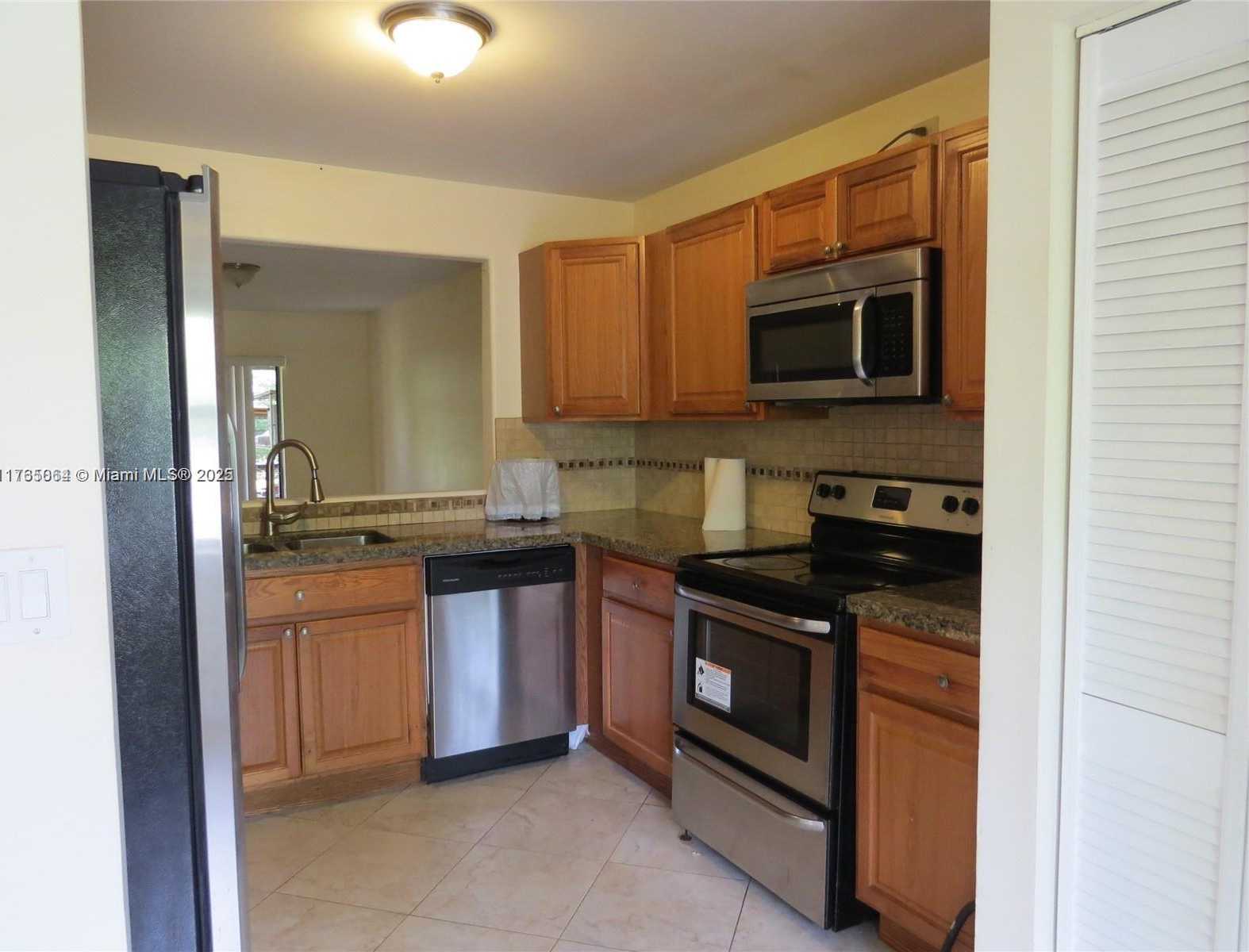 Small Image of 216 LAKESIDE CIR, Sunrise Number 4