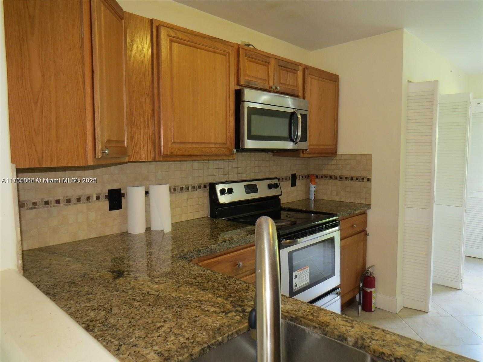 Small Image of 216 LAKESIDE CIR, Sunrise Number 5