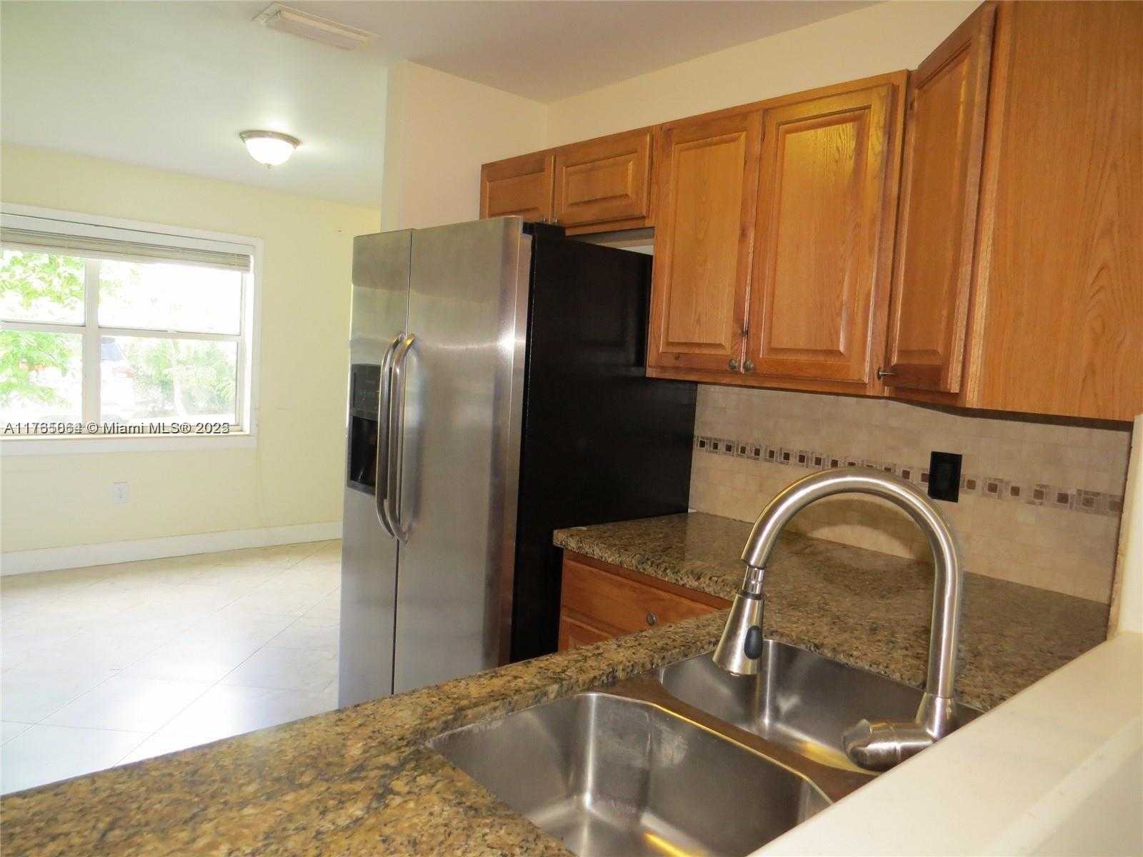 Small Image of 216 LAKESIDE CIR, Sunrise Number 6