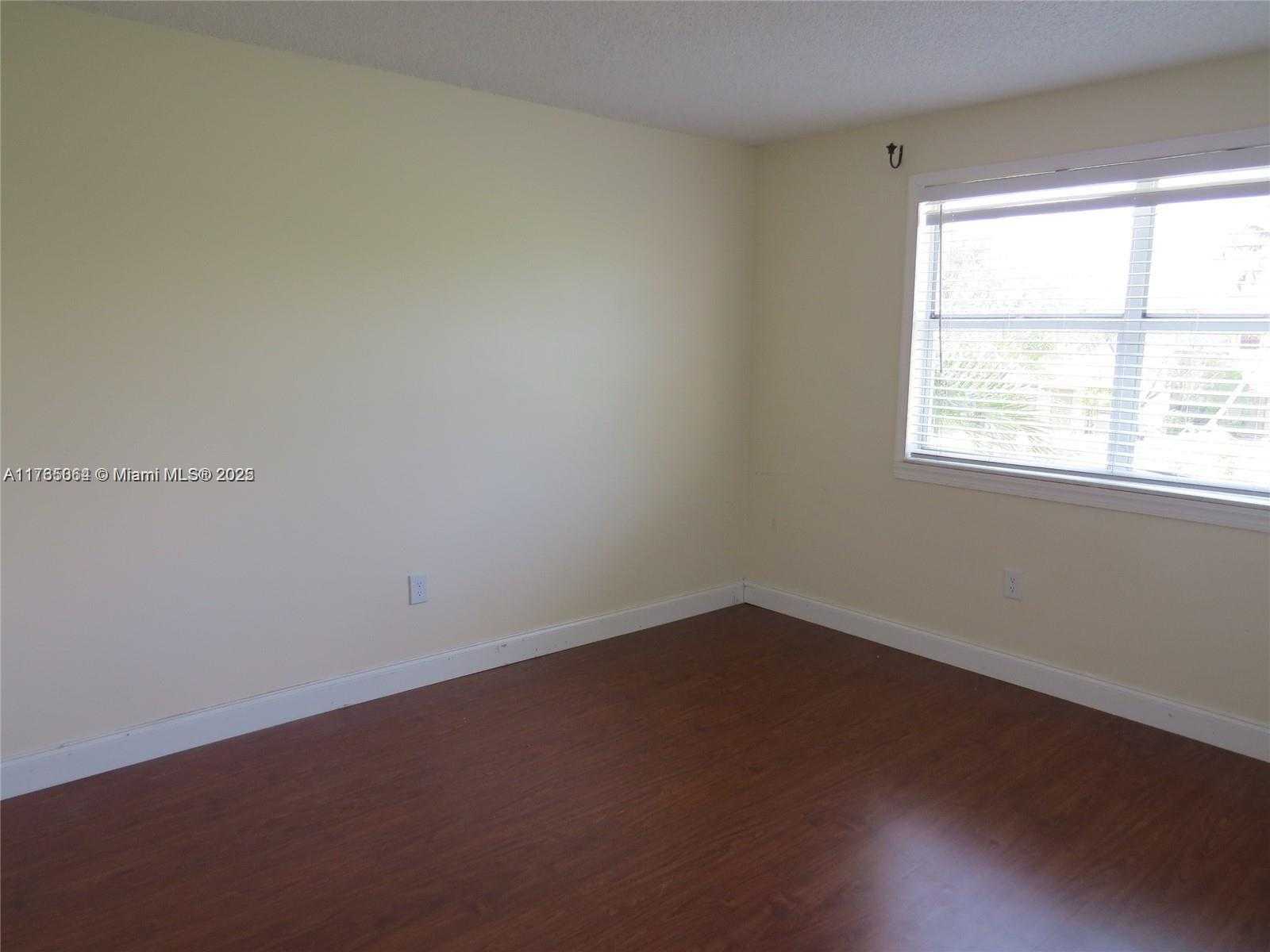 Small Image of 216 LAKESIDE CIR, Sunrise Number 8