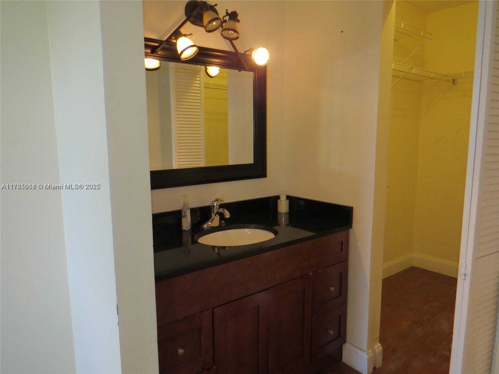 Small Image of 216 LAKESIDE CIR, Sunrise Number 9