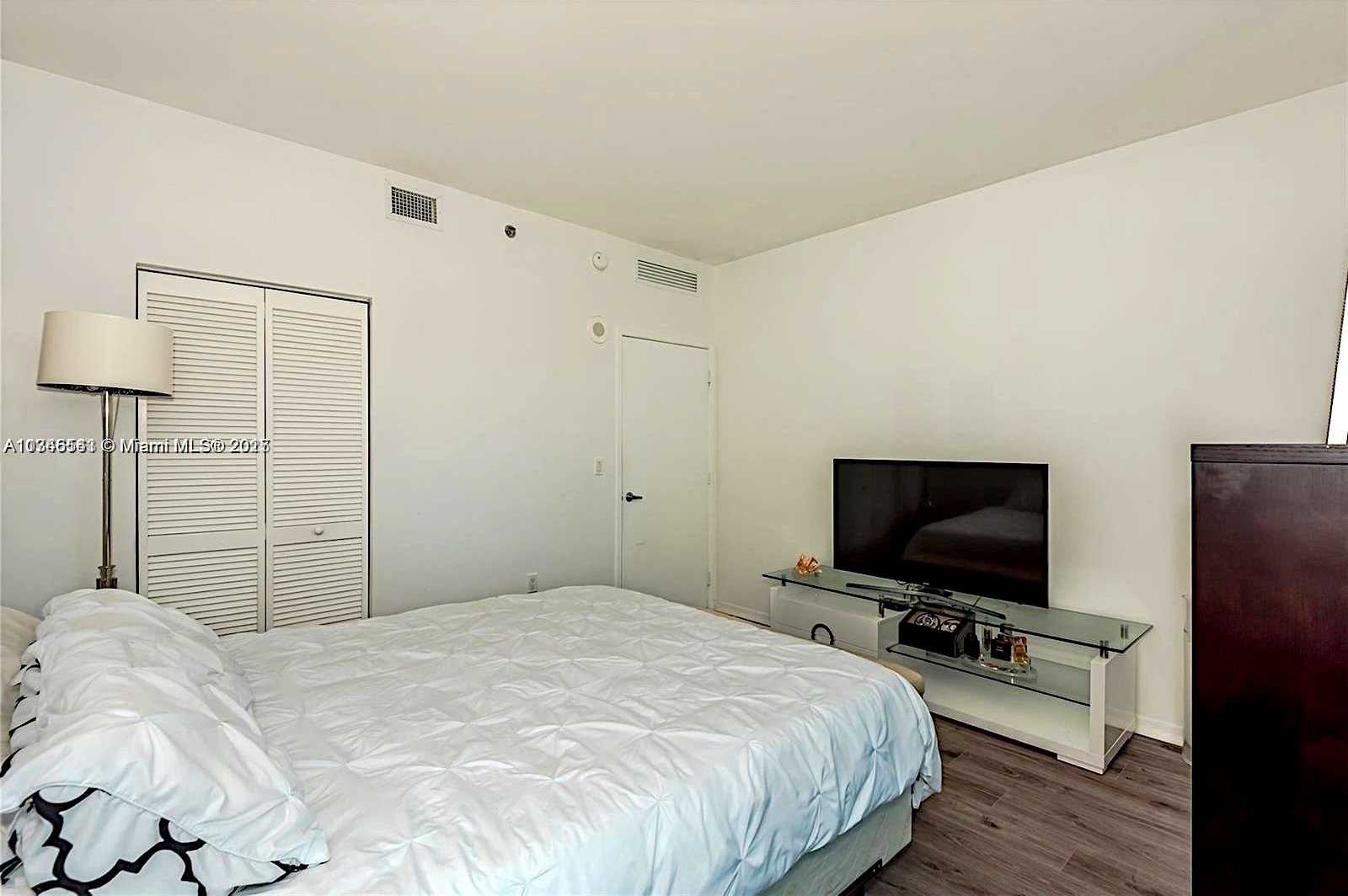 Small Image of 950 BRICKELL BAY DR #2909, Miami Number 13