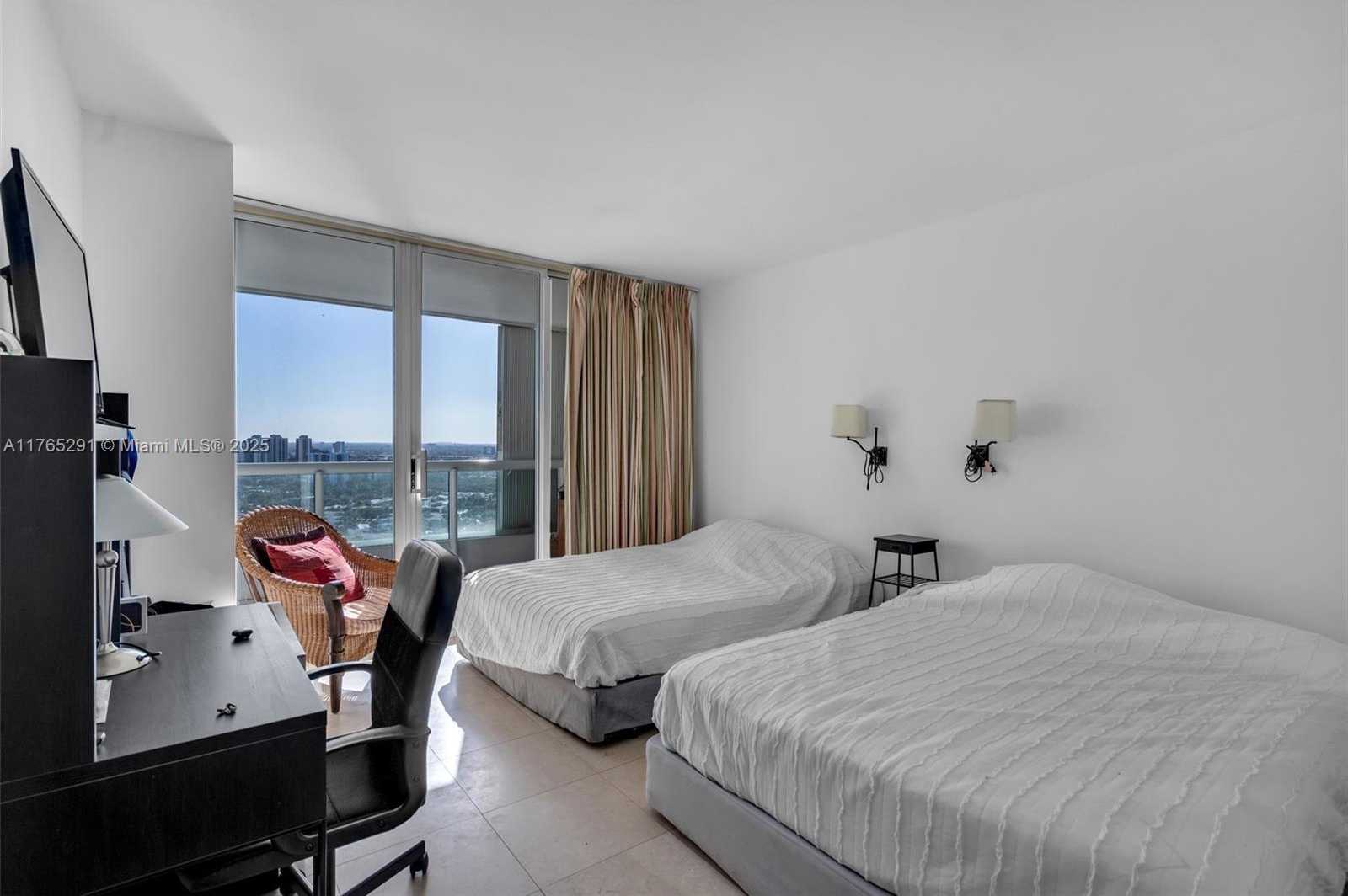 Small Image of 21205 YACHT CLUB DR #2605, Aventura Number 16
