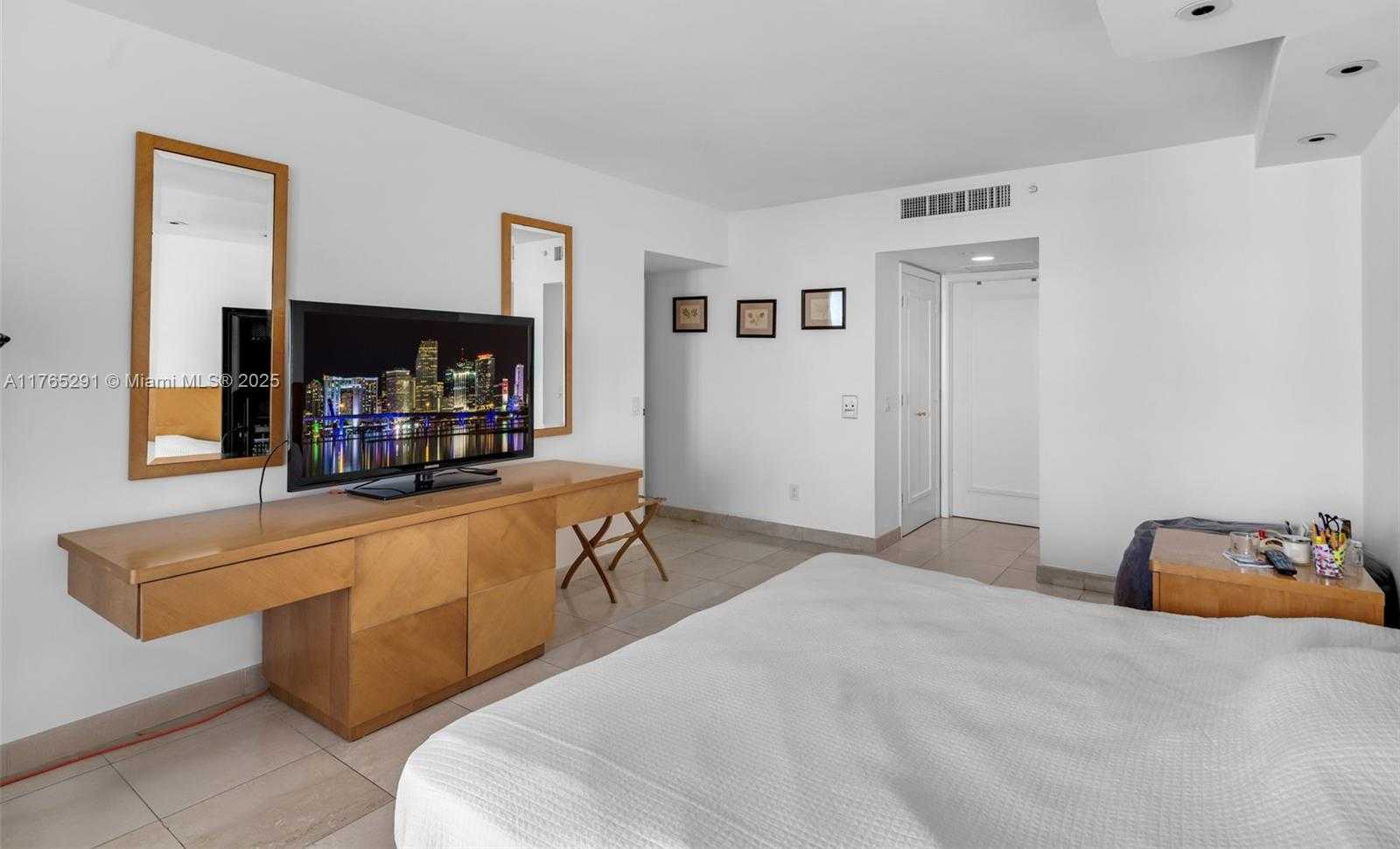 Small Image of 21205 YACHT CLUB DR #2605, Aventura Number 24
