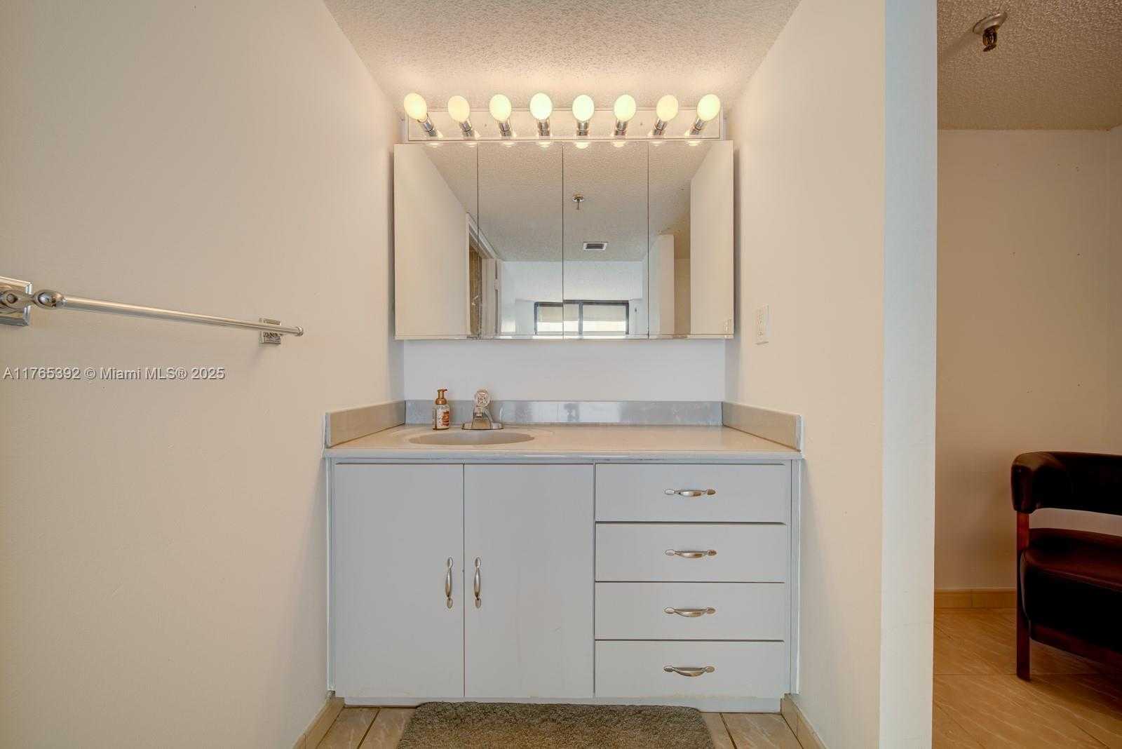 Small Image of 1623 COLLINS AVE #512, Miami Beach Number 8