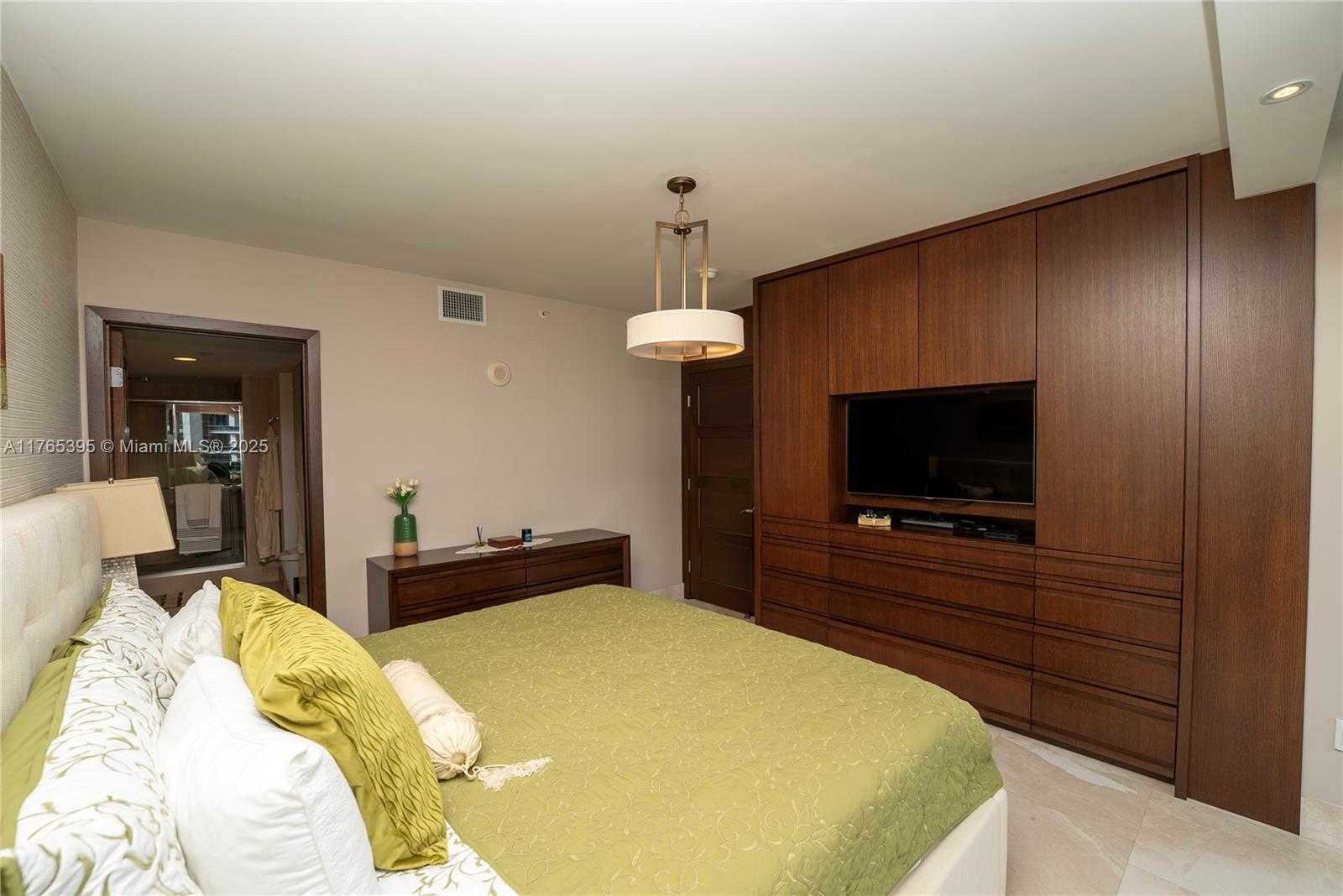 Small Image of 5875 COLLINS AVE #1603, Miami Beach Number 15