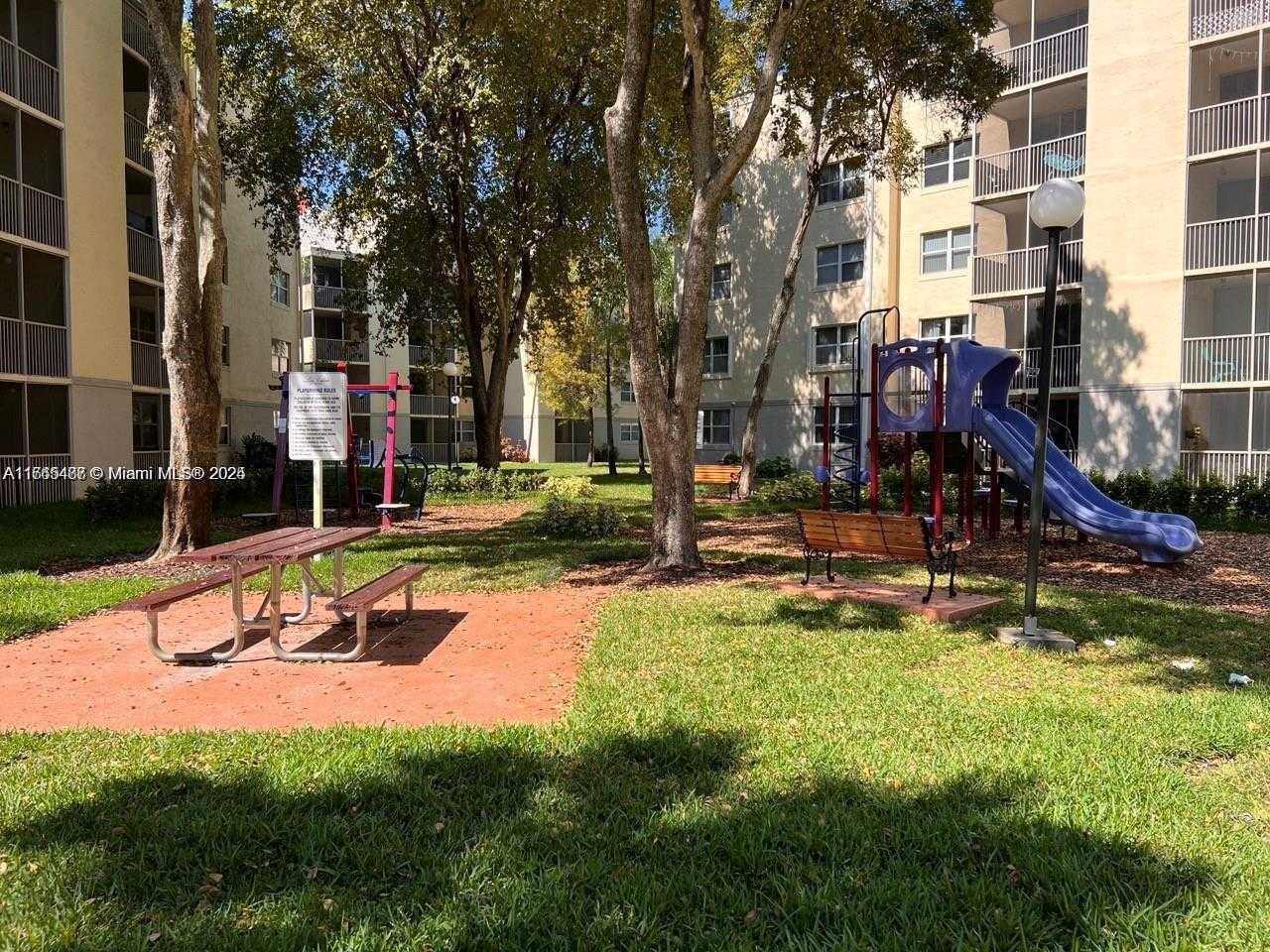 Small Image of 8343 LAKE DR #207, Doral Number 11