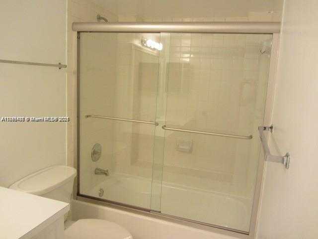 Small Image of 8343 LAKE DR #207, Doral Number 6
