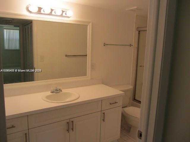 Small Image of 8343 LAKE DR #207, Doral Number 7