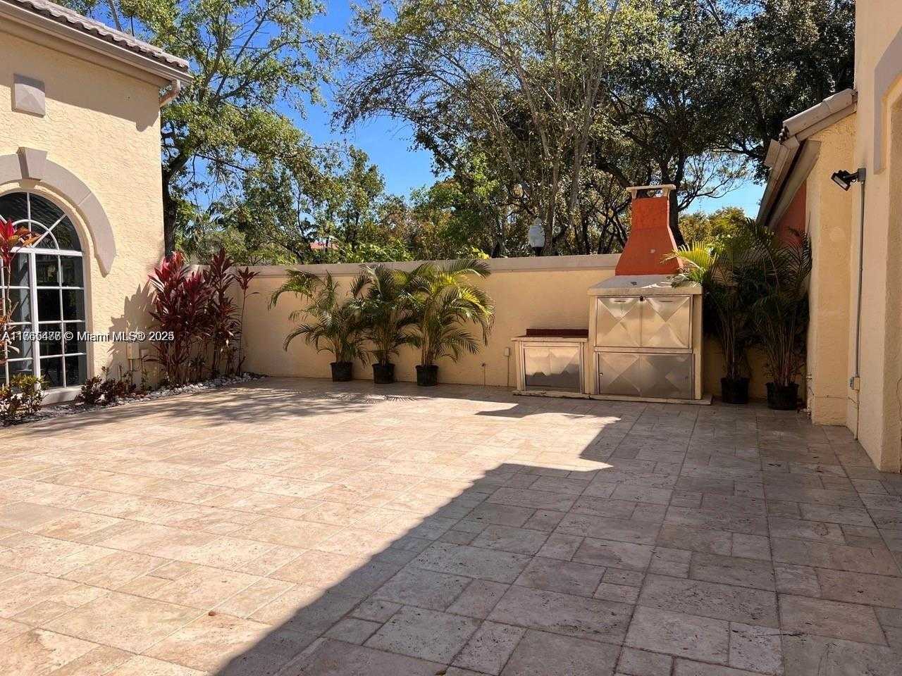 Small Image of 8343 LAKE DR #207, Doral Number 9