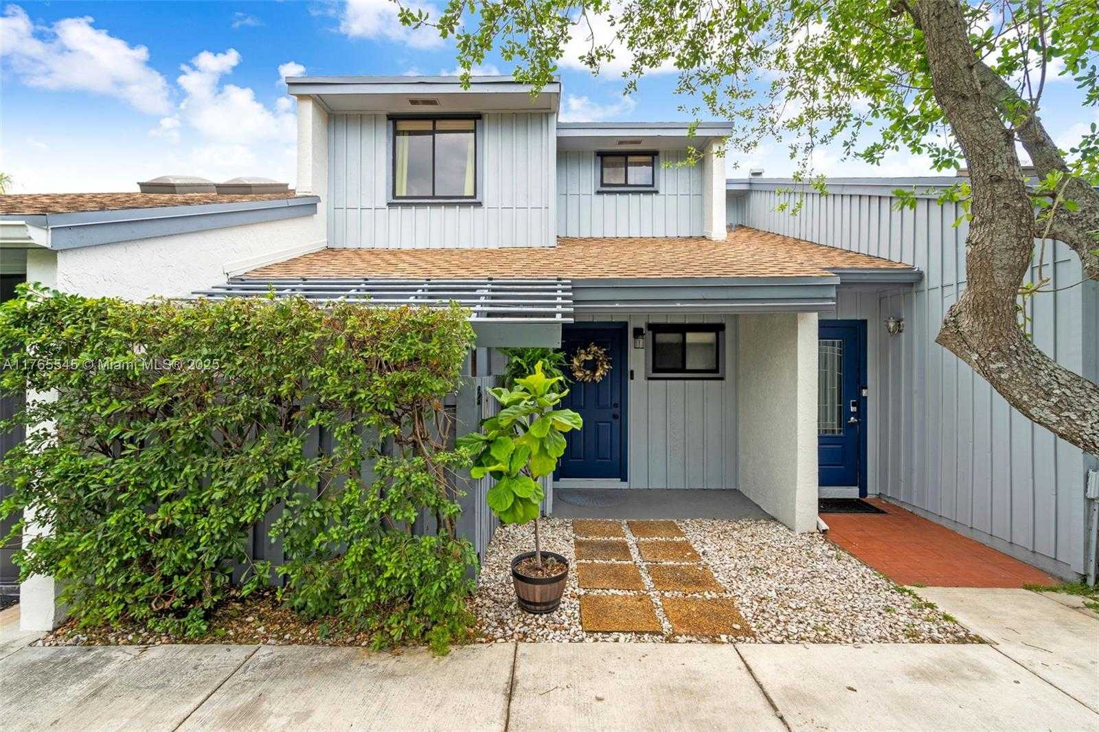 Small Image of 1652 N 14th Terrace, Hollywood, FL 33020, USA Number 2
