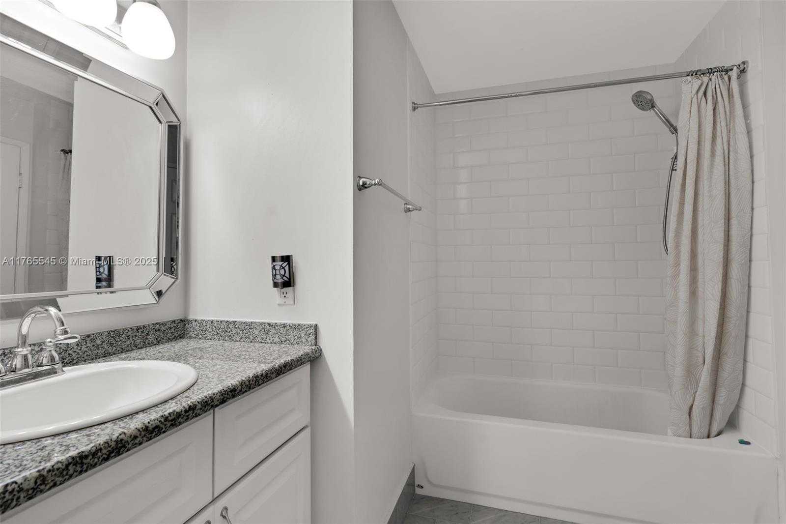 Small Image of 1652 N 14th Terrace, Hollywood, FL 33020, USA Number 25