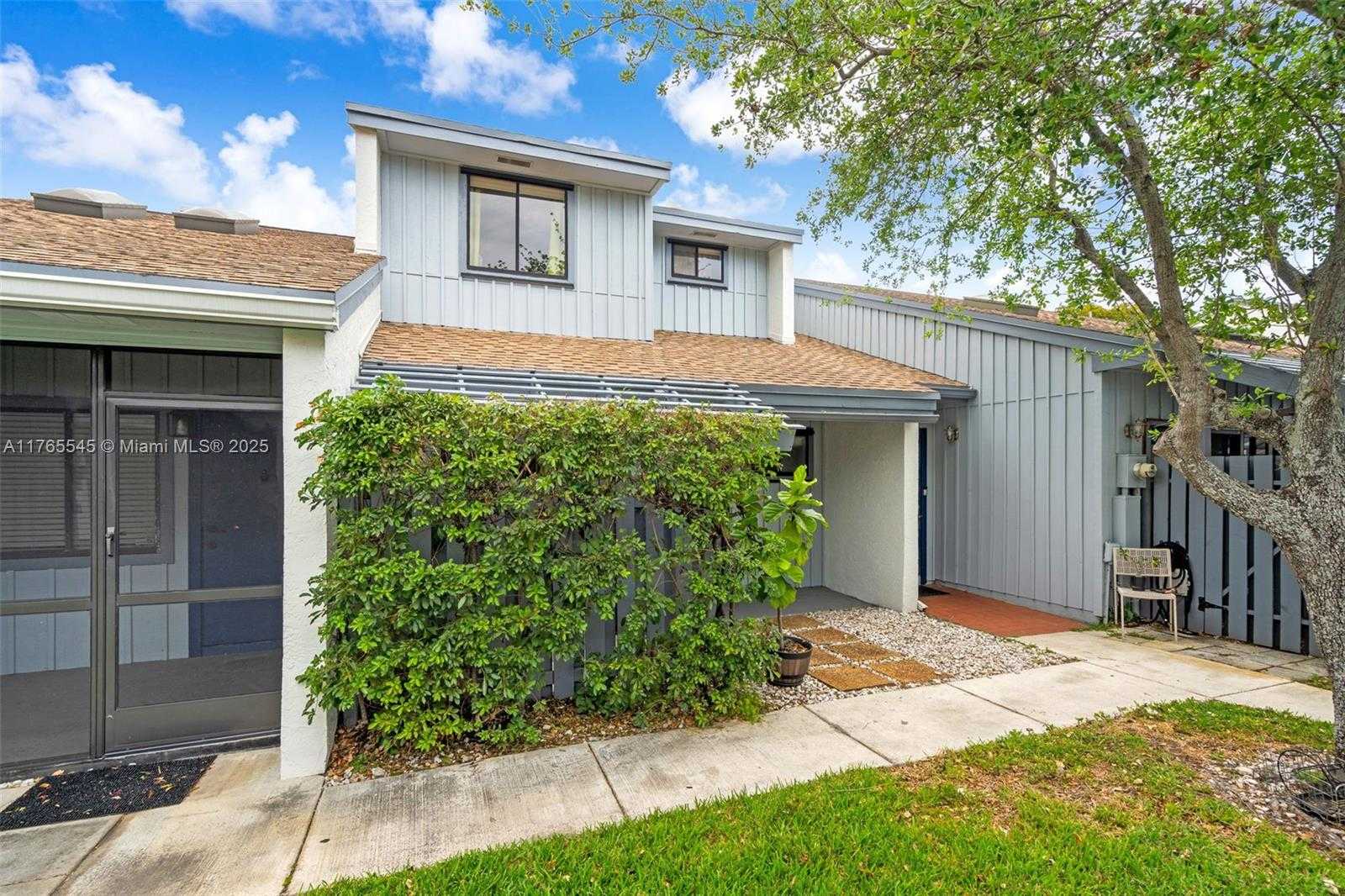 Small Image of 1652 N 14th Terrace, Hollywood, FL 33020, USA Number 3