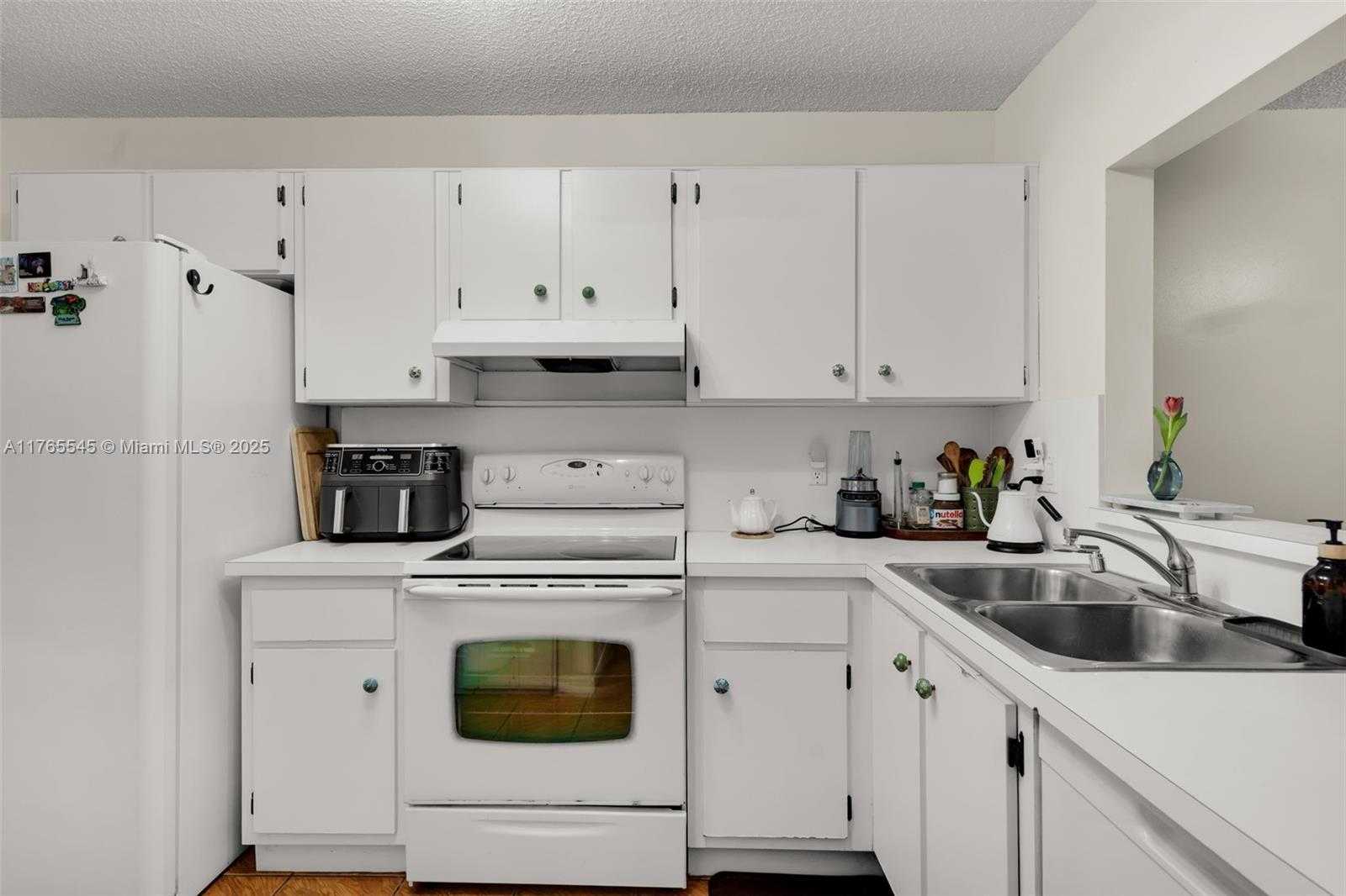 Small Image of 1652 N 14th Terrace, Hollywood, FL 33020, USA Number 4