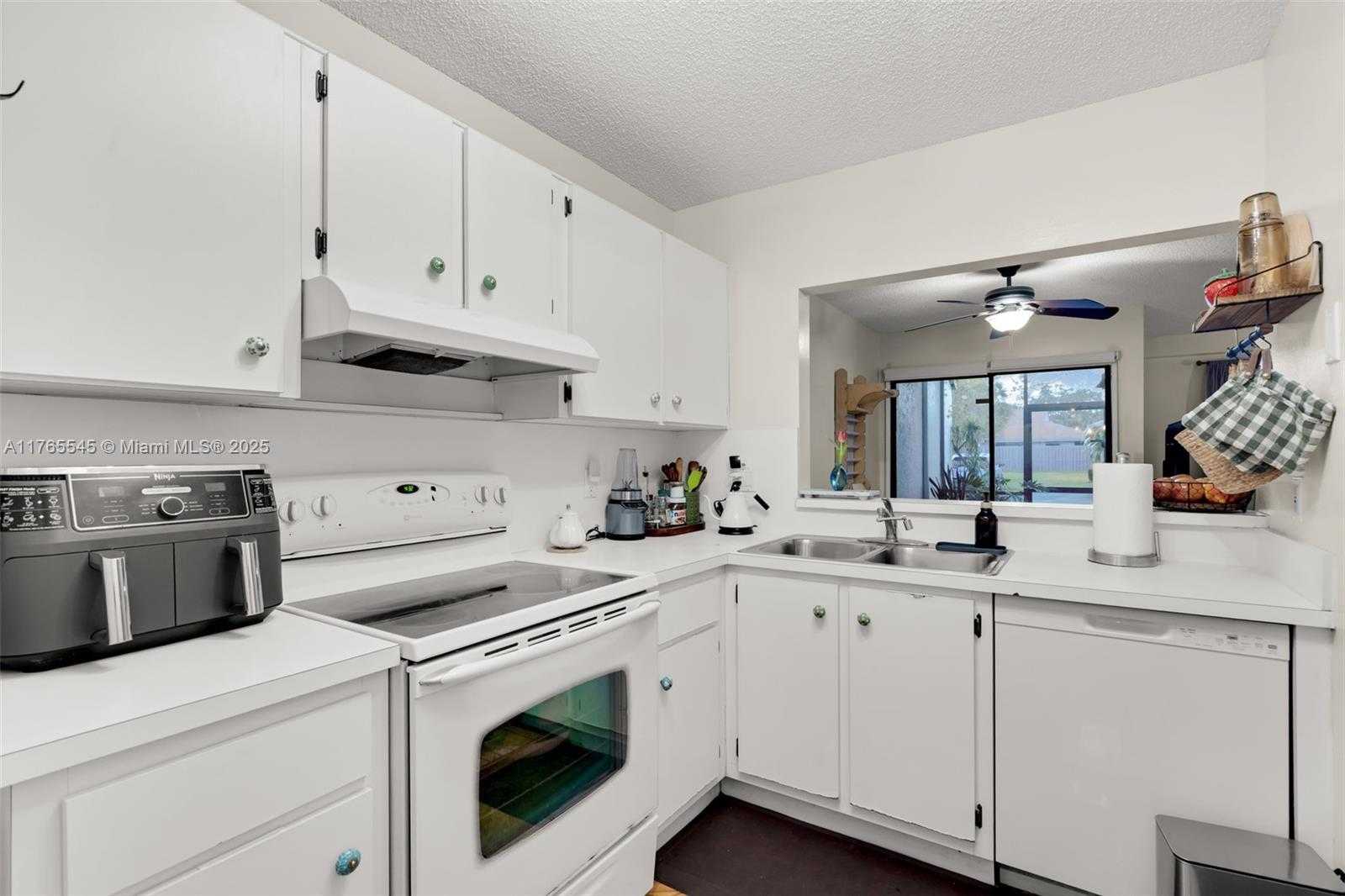 Small Image of 1652 N 14th Terrace, Hollywood, FL 33020, USA Number 5