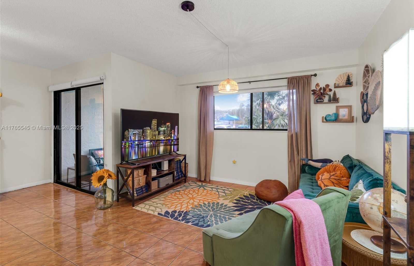 Small Image of 1652 N 14th Terrace, Hollywood, FL 33020, USA Number 9