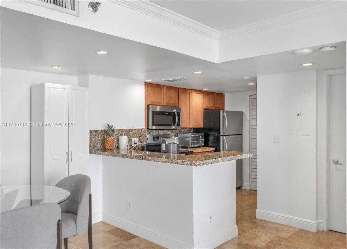 Small Image of 770 CLAUGHTON ISLAND DR #1614, Miami Number 10