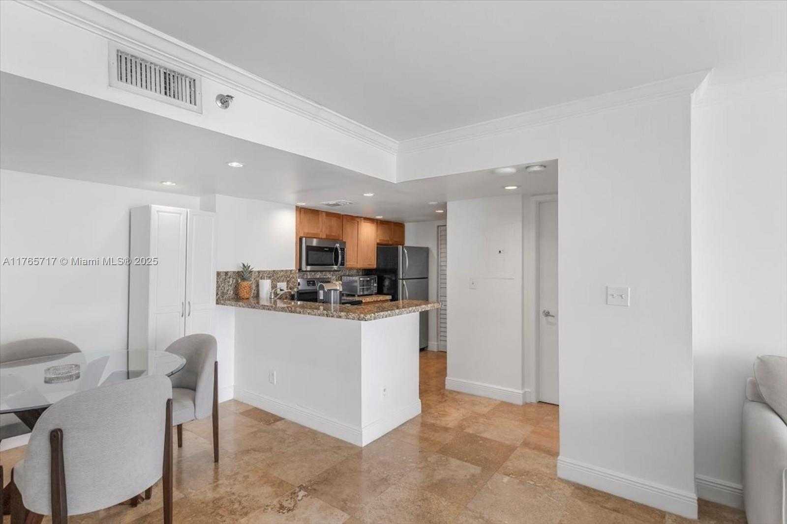Small Image of 770 CLAUGHTON ISLAND DR #1614, Miami Number 8