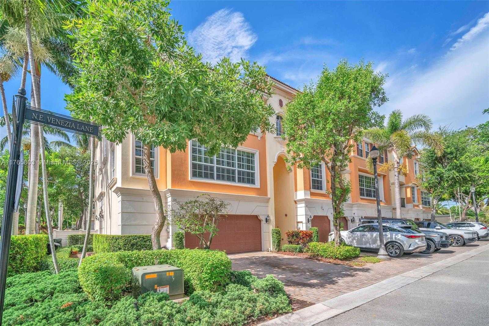 Small Image of 616 NE Venezia Ln, Boca Raton, FL 33487, USA Number 2