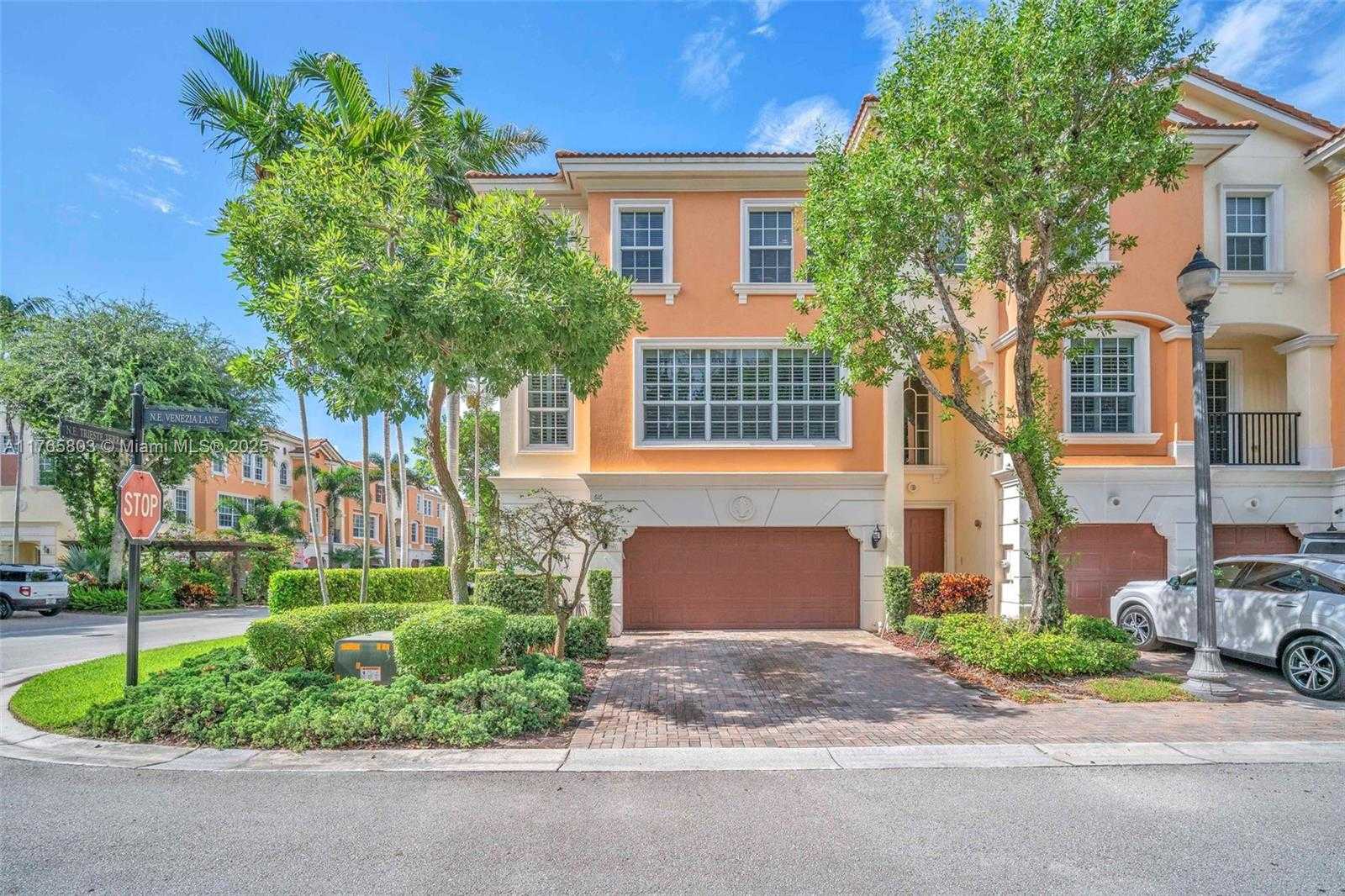 Small Image of 616 NE Venezia Ln, Boca Raton, FL 33487, USA Number 3