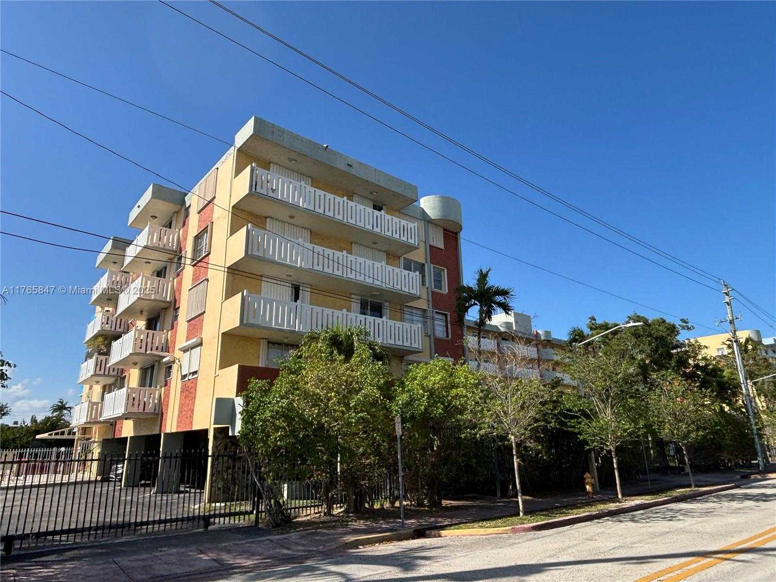 Small Image of 7900 TATUM WATERWAY DR #413, Miami Beach Number 2